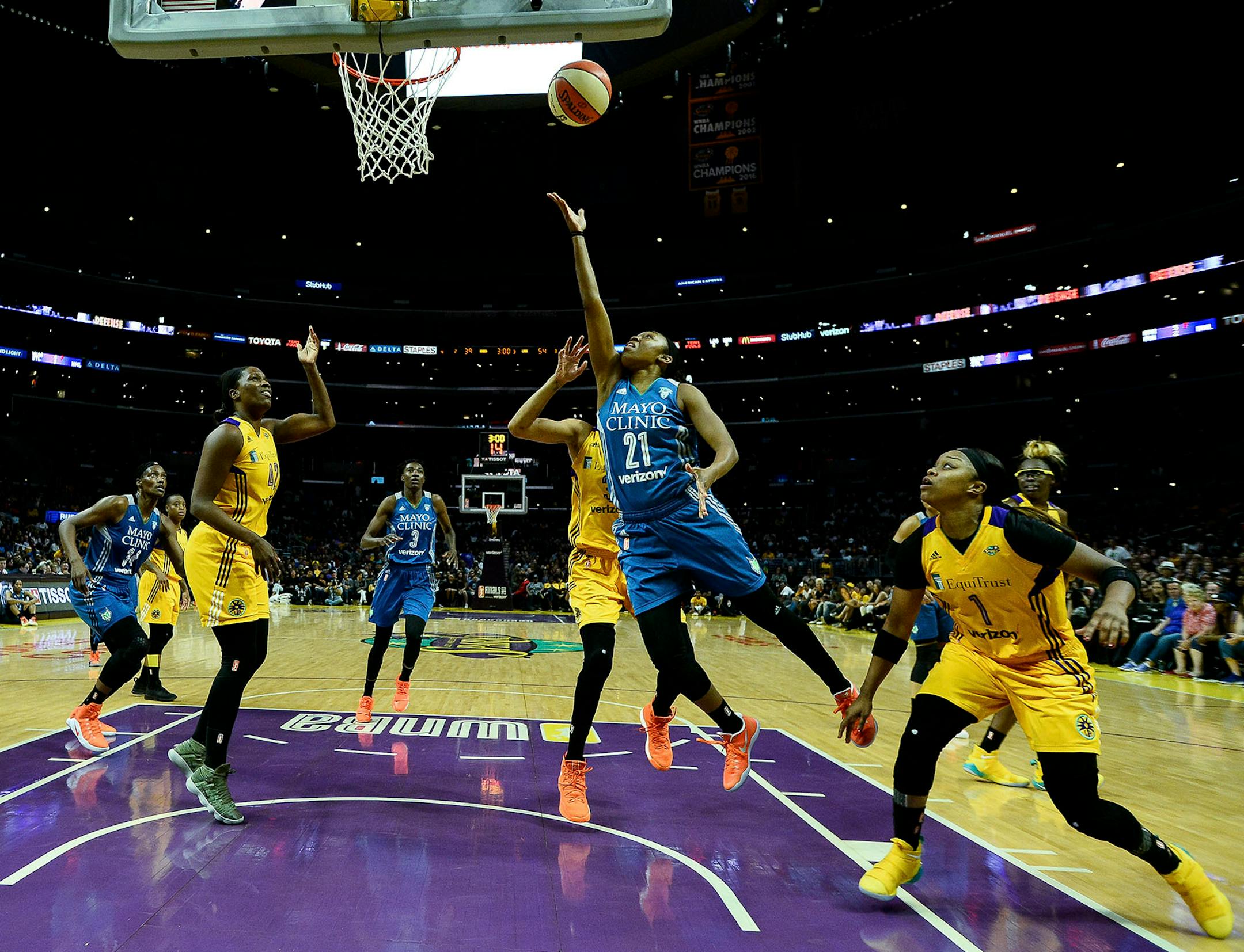 Minnesota Lynx guard Renee Montgomery (21) made a layup in the third quarter against the Los Angeles Sparks.