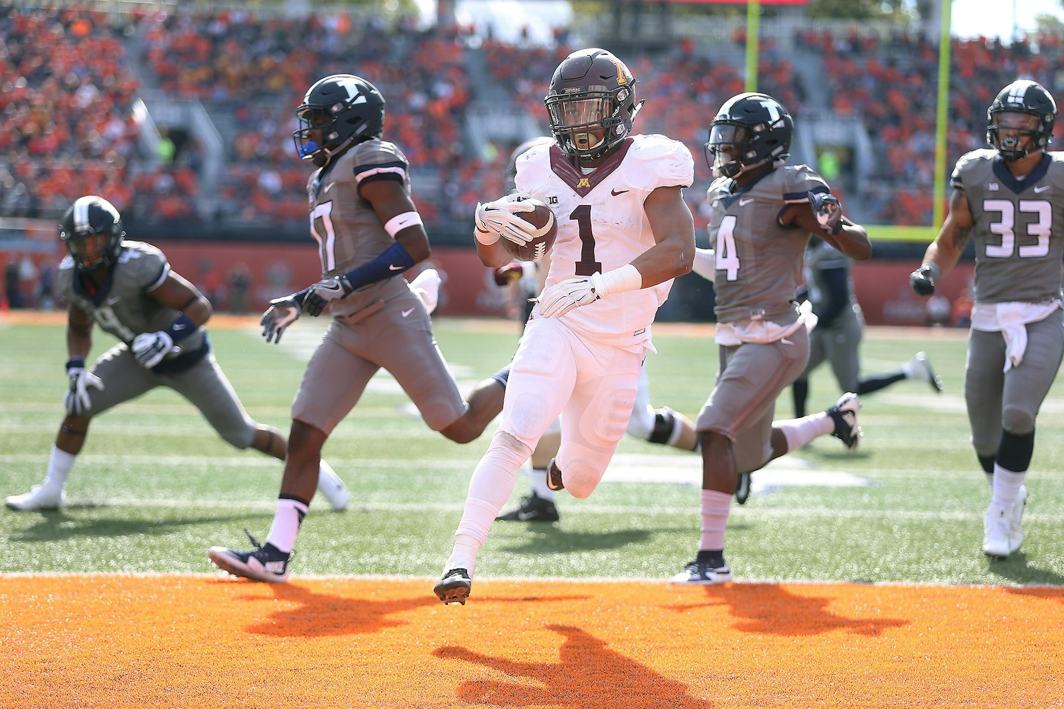 Minnesota's running back Rodney Smith ran the ball into the end zone for a touchdown during the third quarter as Minnesota took on Illinois at Memorial Stadium, Saturday, October 29, 2016 in Champaign, IL.