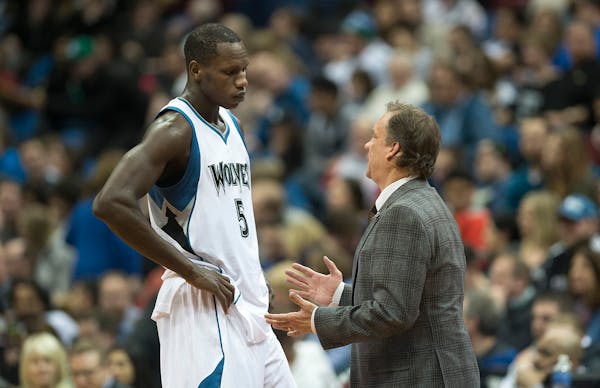 Timberwolves coach Flip Saunders talked to second-year center Gorgui Dieng during a timeout against Denver.