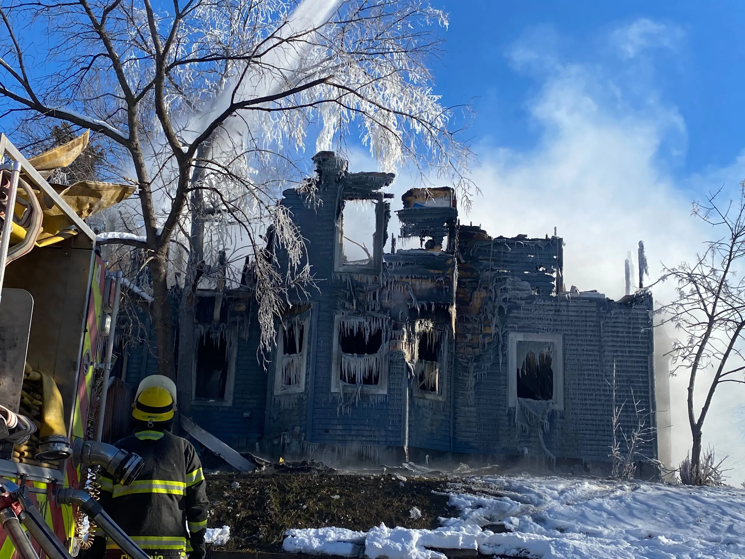 One killed, firefighter hurt in fire at boarded north Minneapolis duplex