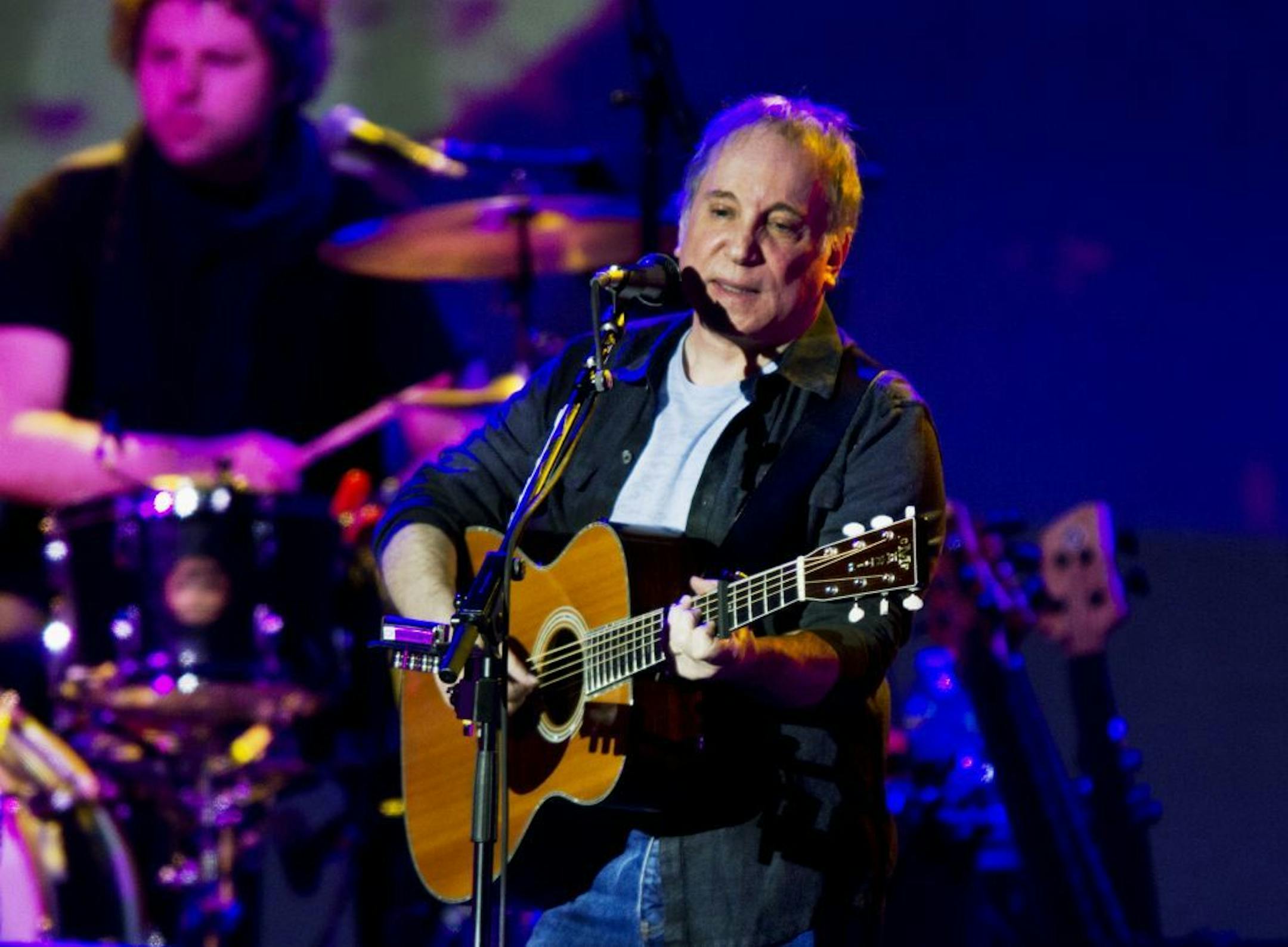 Paul Simon played at his concert at the Minneapolis Convention Center Monday night.