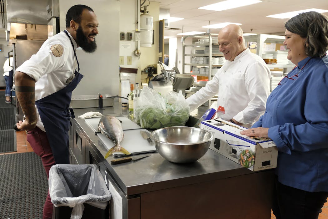 Justin Sutherland with judge Tom Colicchio and guest chef Ouita Michel on ‘Top Chef.’