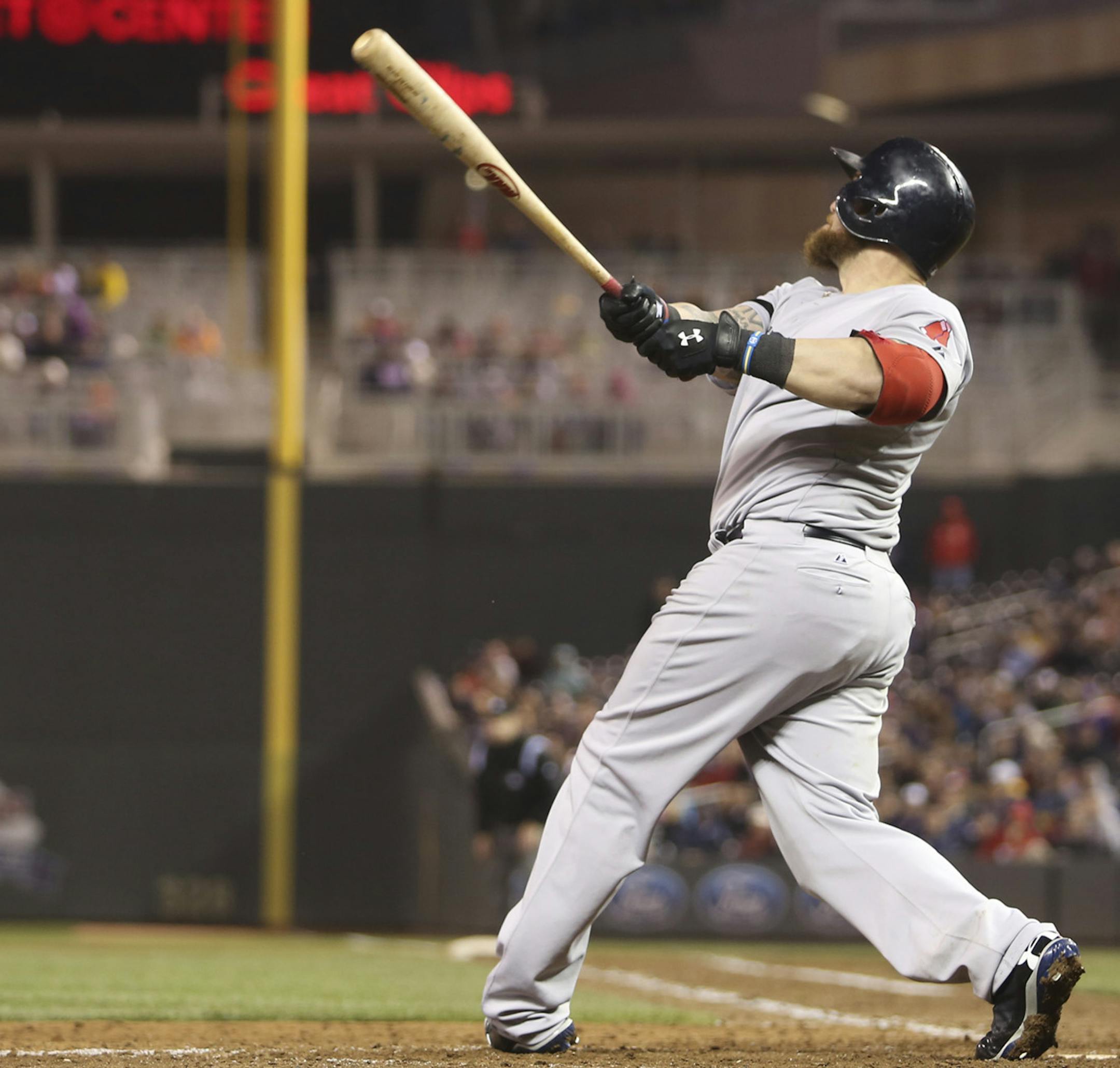 Red Sox Jonny Gomes hit a sacrifice fly allowing Dustin Pedroia to get the go-ahead run in the 10th inning at Target Field in Minneapolis, Min., Friday, May 17, 2013 Red Sox won in the 10th 3-2 over the Twins ] (KYNDELL HARKNESS/STAR TRIBUNE) kyndell.harkness@startribune.com