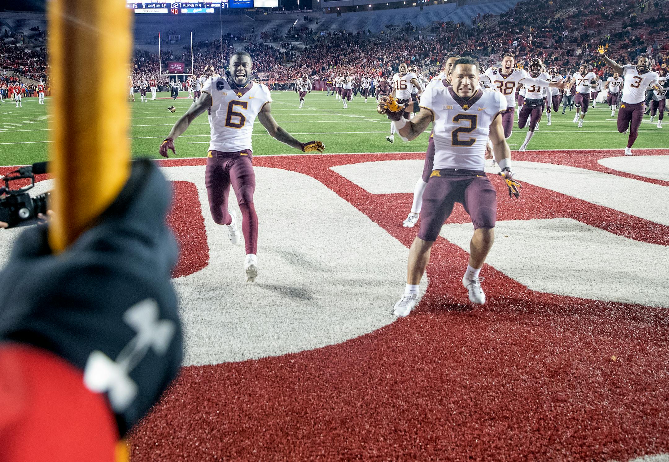 Minnesota players raced to grab Paul Bunyan's Axe in 2018