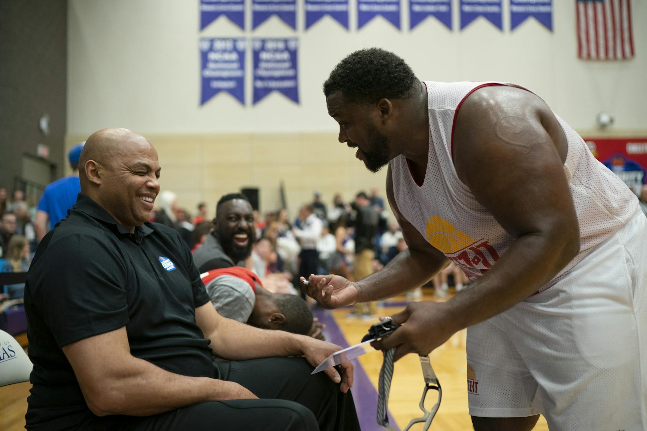 Team Cheez-It's Cream E. Biggums offered to draw up a play for Team Pringles head coach Charles Barkley.