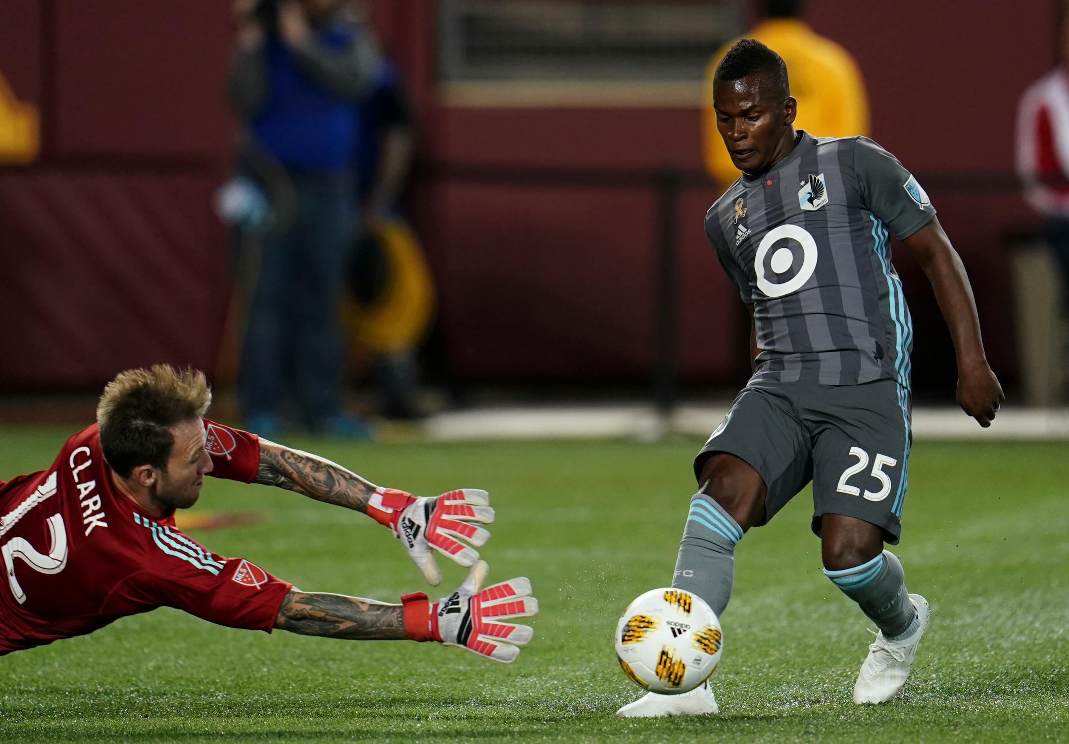 Portland Timbers goalkeeper Steve Clark was unable to break up a pass between Minnesota United forward Carlos Darwin Quintero (25) and forward Romario Ibarra (11), leading to a goal by Ibarra in the first half Saturday. ] AARON LAVINSKY ¥ aaron.lavinsky@startribune.com Minnesota United FC played the Portland Timbers on Saturday, Sept. 22, 2018 at TCF Bank Stadium in Minneapolis, Minn.
