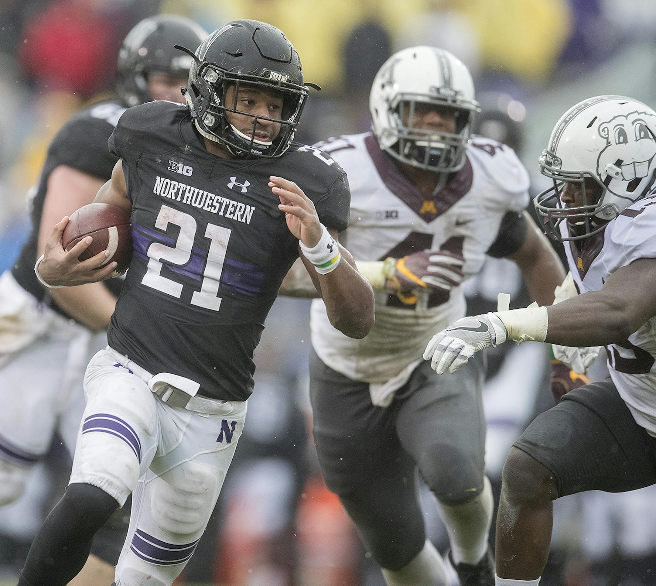 Northwestern's running back Justin Jackson ran with the ball for a first down during the second quarter as Minnesota took on the Northwestern Wildcats at Ryan Field, Saturday, November 18, 2017 in Evanston, IL. ] ELIZABETH FLORES ï liz.flores@startribune.com