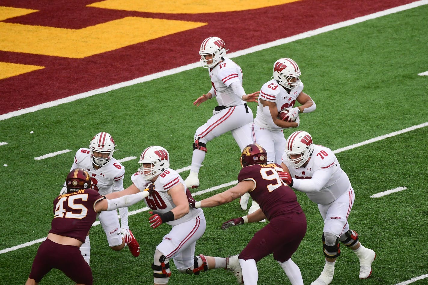 Wisconsin quarterback Jack Coan handed off the ball to running back Jonathan Taylor in the first quarter.