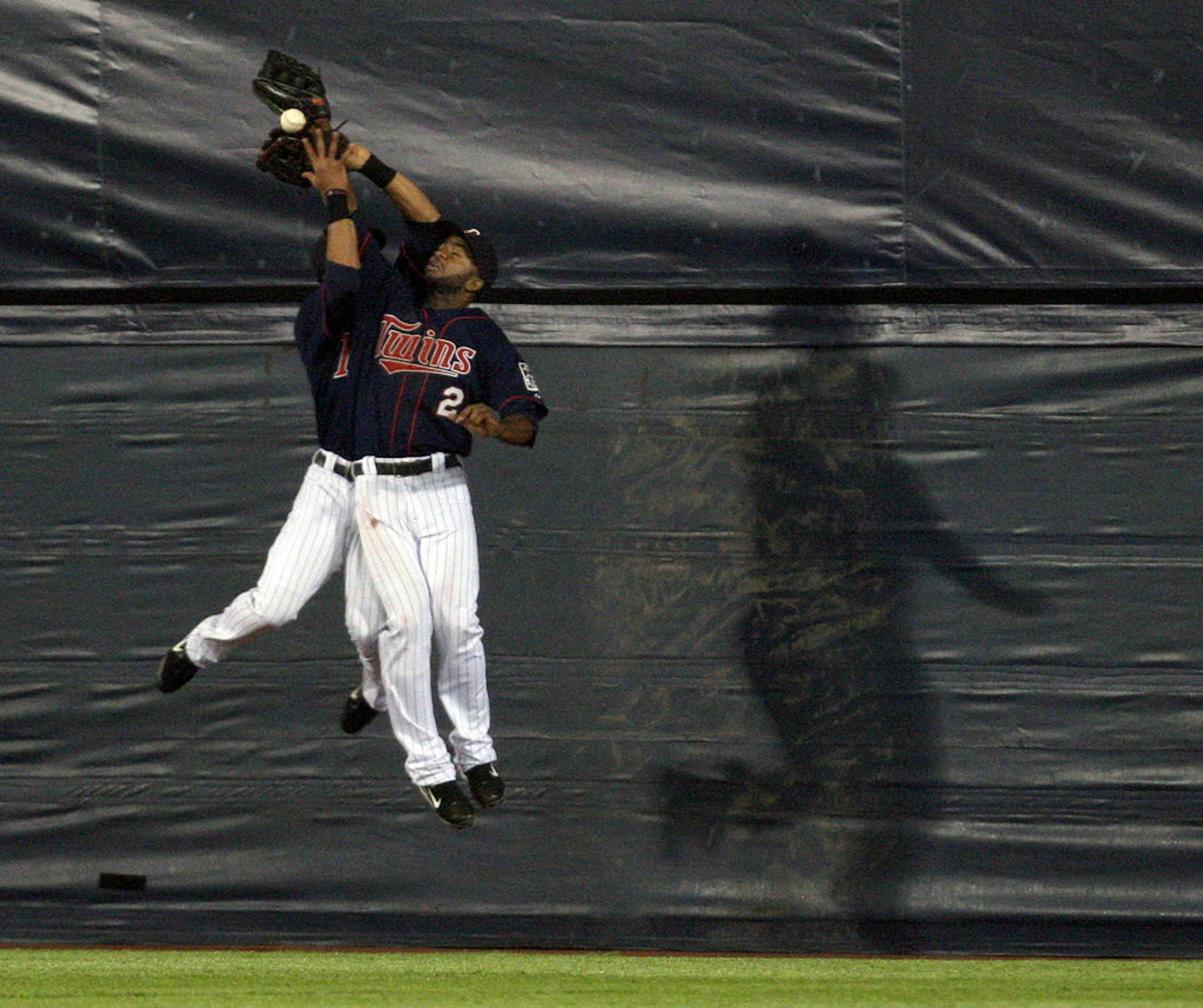 Carlos Gomez (22) and Denard Span (2) collided as they dropped a ball hit by Chicago's Jim Thome in the fourth inning.