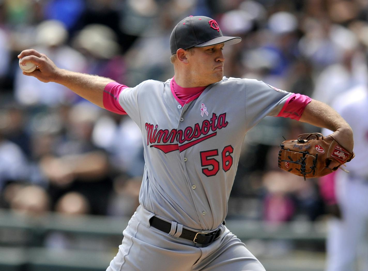 Minnesota Twins starter Tyler Duffey delivers a pitch during the first inning of a baseball game against the Chicago White Sox, Sunday, May 8, 2016, in Chicago. (AP Photo/Paul Beaty)