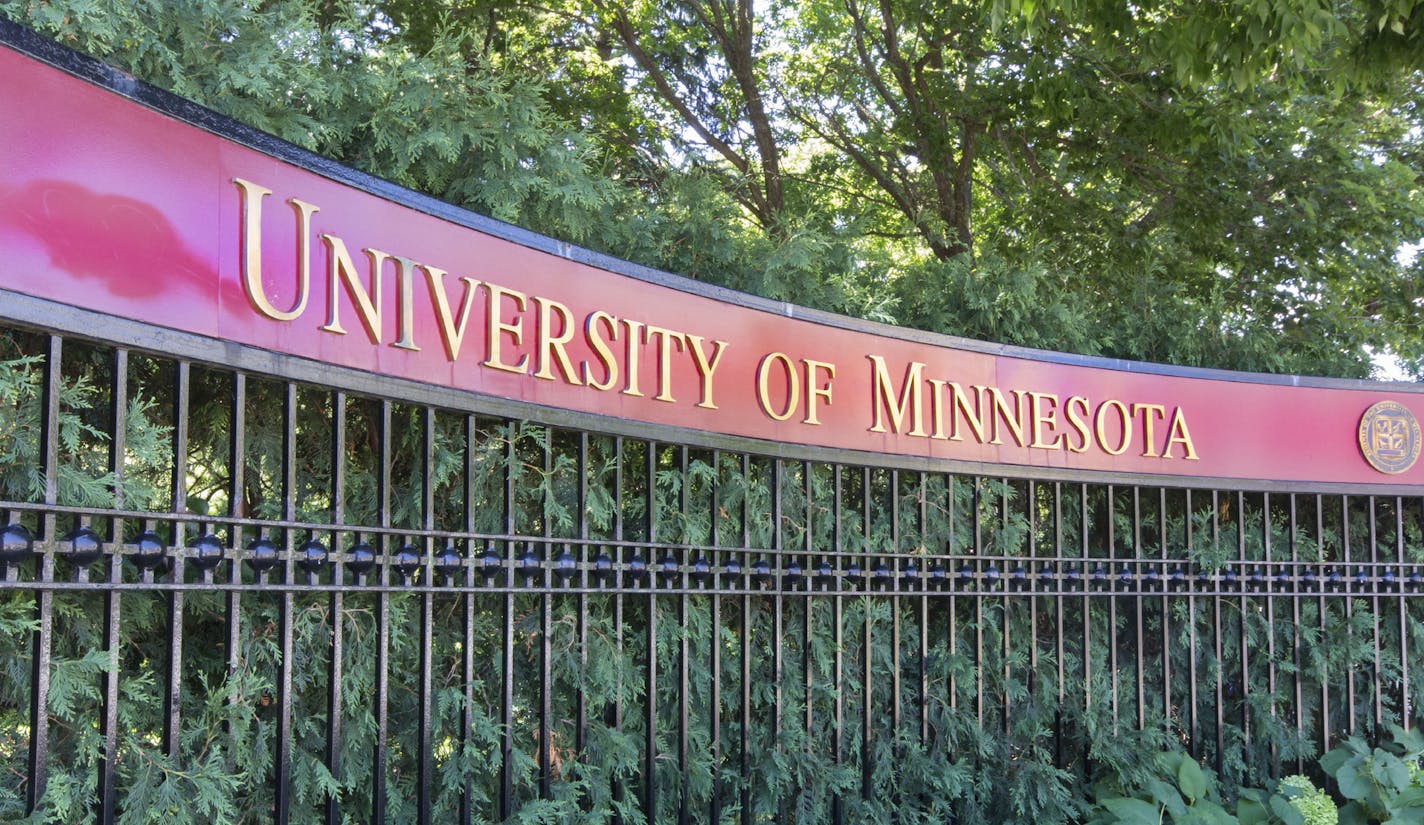 MINNEAPOLIS/USA - July 23: Entrance to the campus of the University of Minnesota. The University of Minnesota is a university in Minneapolis and St. Paul, MN and the 6th largest univerity in the USA. July 23, 2012. ORG XMIT: MIN1505261330310624