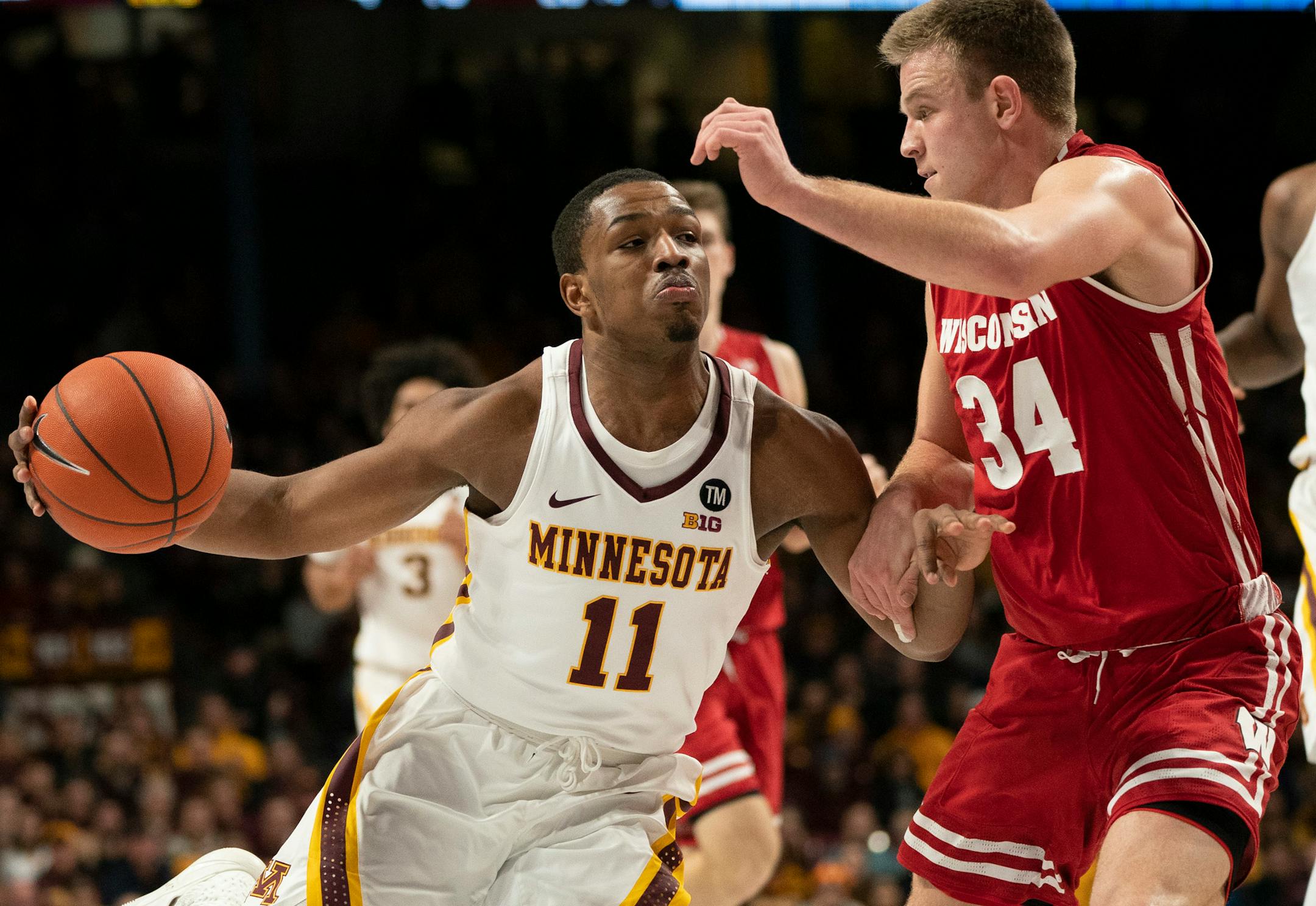 Gophers guard Isaiah Washington drove against Badgers guard Brad Davison in the first half.