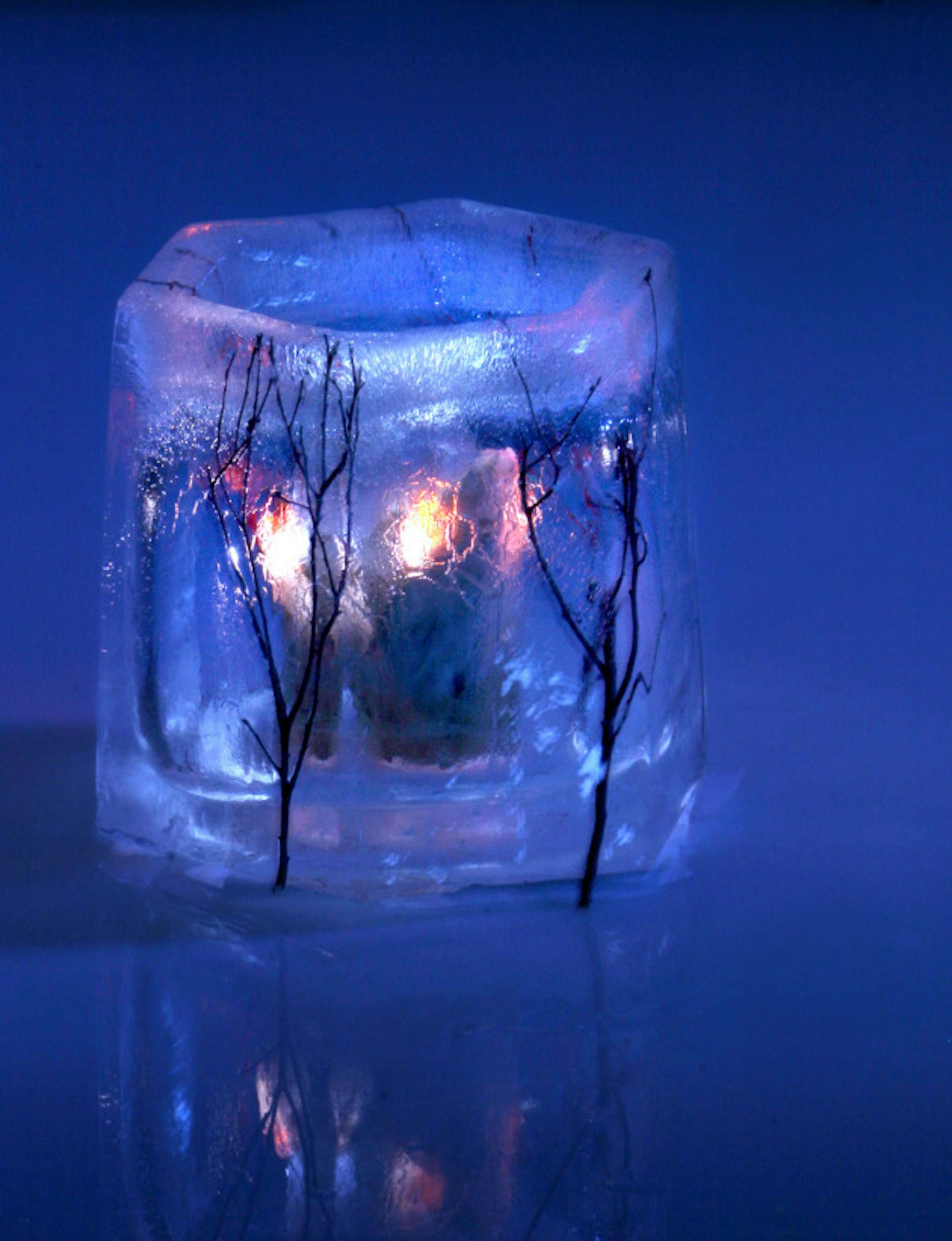 TOM WALLACE \u2022 twallace@startribune.com Assign#00000575A Slug: ice1212  11/28/2007 Minnepolis, MN Ice  luminarias, Illustrating what you can do to ad a little twist to your holiday d'cor.
