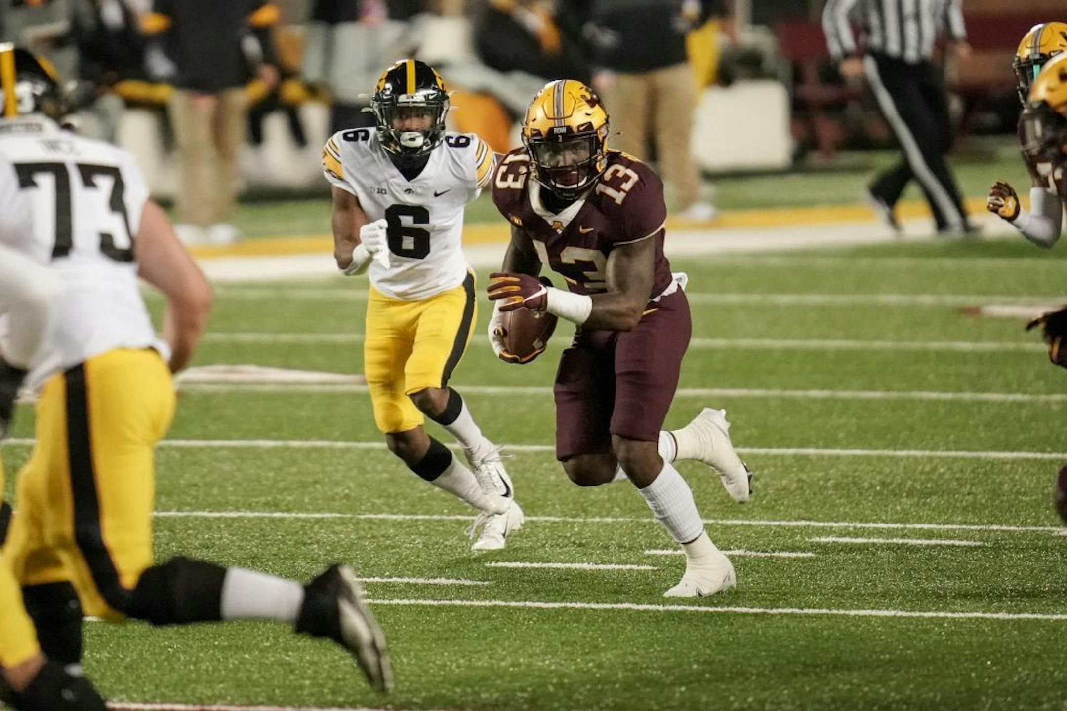 Minnesota Gophers linebacker James Gordon IV (13) ran the ball after making the interception in the first quarter.