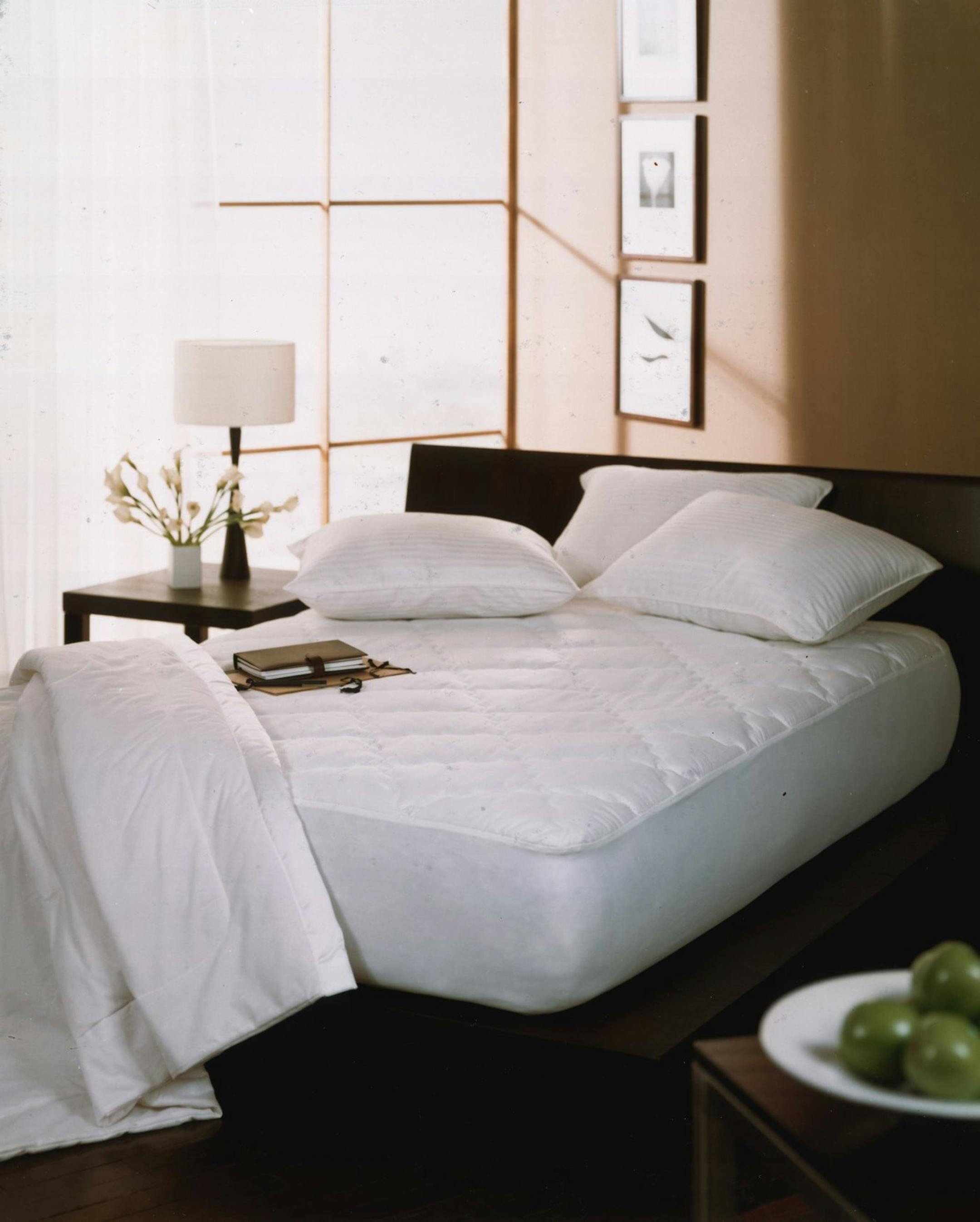 KRT LIFESTYLE STORY SLUGGED: HOMESTYLE KRT PHOTO VIA AKRON BEACON JOURNAL (December 28) Perfect Fit Industries promises to keep you warm with more comfort than standard electric blankets. The company's electric mattress pad and blanket use soft heater tape to conduct heat, not wires. (AK) PL KD 2000 (Vert) (gsb) ORG XMIT: KRT