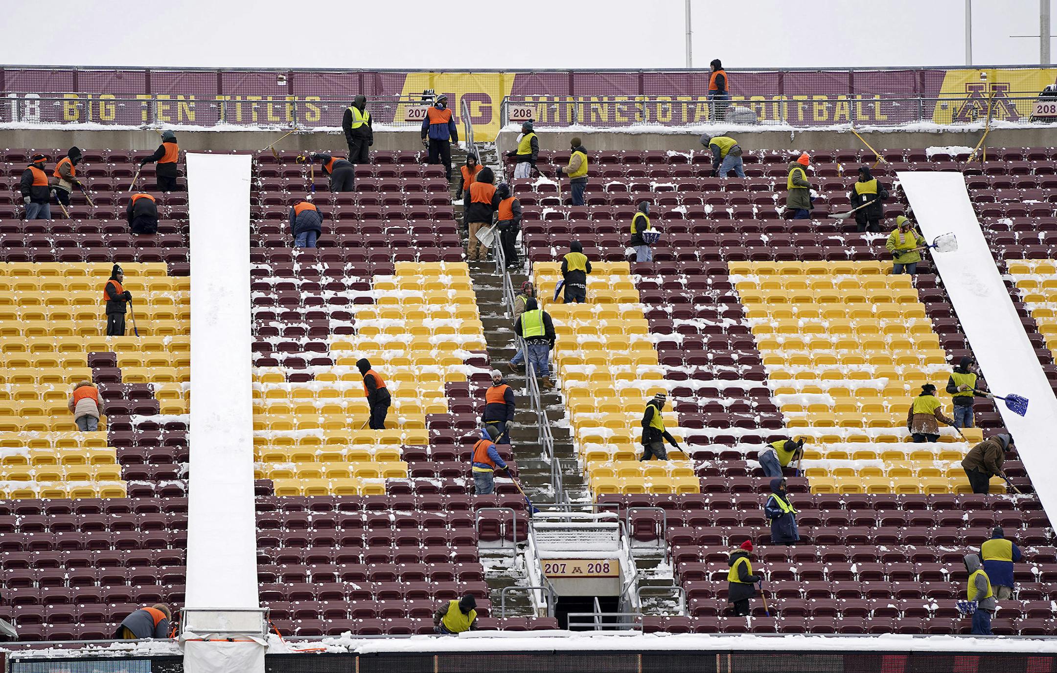 Workers cleared snow from the stands of TCF Bank Stadium after a snow storm. ] LEILA NAVIDI • leila.navidi@startribune.com BACKGROUND INFORMATION: Workers cleared snow from the stands of TCF Bank Stadium at the University of Minnesota campus in Minneapolis after a snow storm on Wednesday, November 27, 2019. The largest November snowstorm in nine years socked the Twin Cities and much of southern and central Minnesota with heavy wet snow overnight Tuesday and into Wednesday.