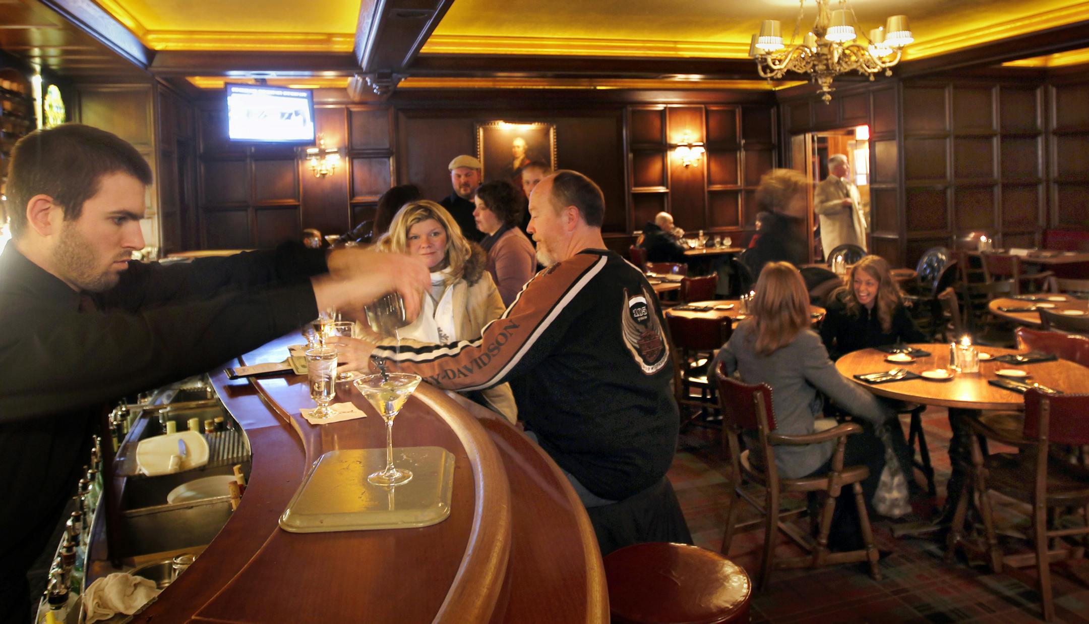 The bar area. [ TOM WALLACE &#x201a;&#xc4;&#xa2; twallace@startribune.com _ Assignments # 20021485A_ January 12, 2011_ SLUG: rn0119_ EXTRA INFORMATION: Restaurant review. "The Lexington." Chef Dan Calloway. Food: The daily seafood Seared, Tuna, onion rings, hot turkey dinner, red velvet cake.