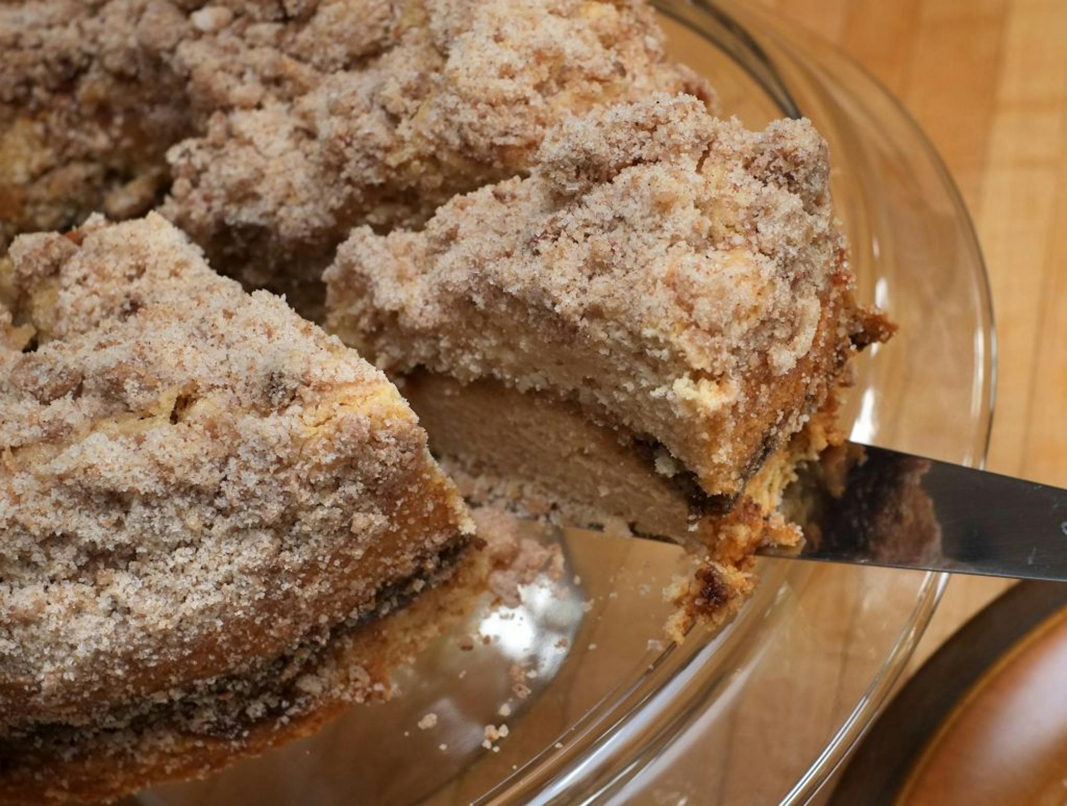 Baking Central on the Coffee cake experience. Kim Ode takes us through the tips and tricks to a great coffee cake. [ TOM WALLACE � twallace@startribune.com _ Assignments #20024905A_ August 16, 2012_ SLUG: Baking0823_ EXTRA INFORMATION: details from Lee and Kim