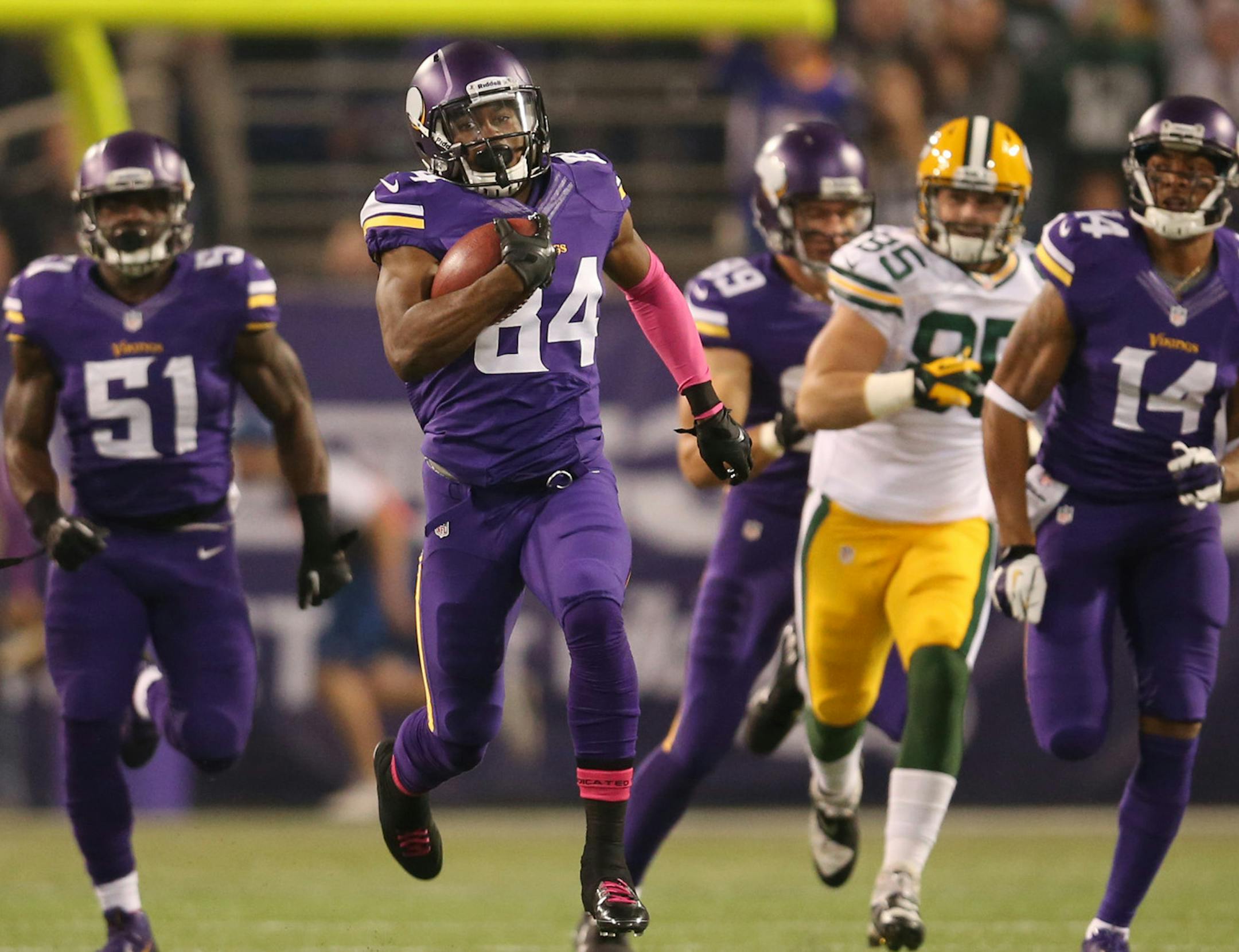 Vikings wide receiver Cordarrelle Patterson returned the opening kick-off for a 109-yard touchdown. ] MCKENNA EWEN · mckenna.ewen@startribune.com Minnesota Vikings and Green Bay Packers - Mall of America Field in Minneapolis, Minnesota - 10/21/2013