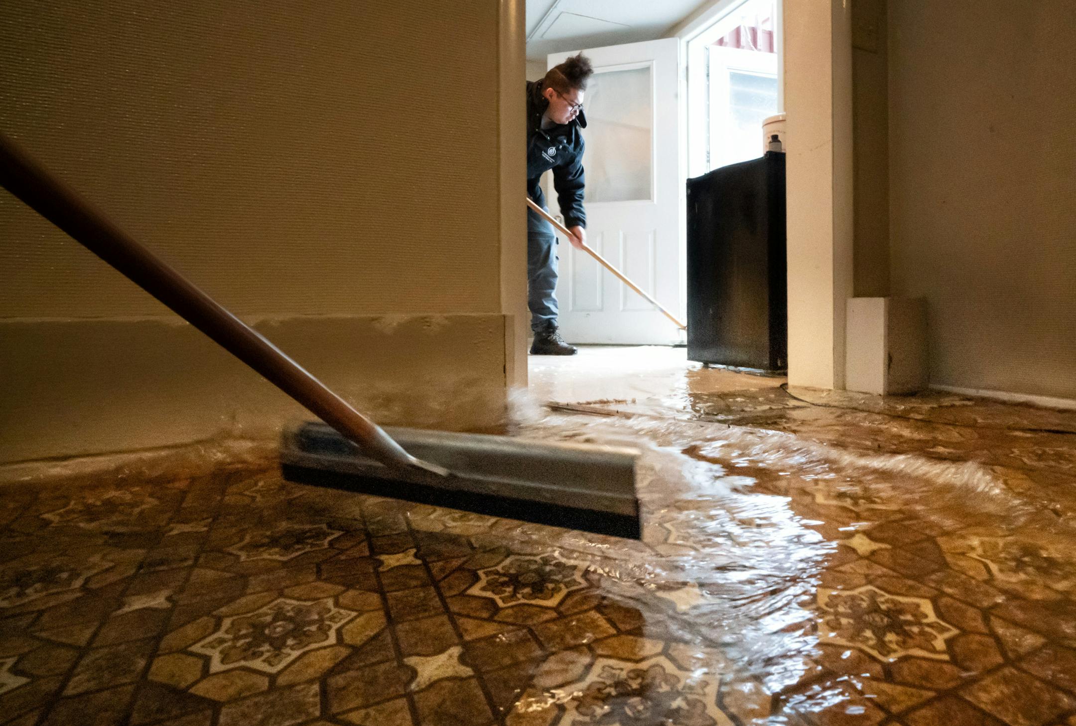Josue Huerta of Service Restoration squeegeed a few inches of water from a flooded basement caused by melting snow and rain, in the west metro area. ] GLEN STUBBE • glen.stubbe@startribune.com Thursday, March 14, 2019 Heavy rains and rapid run off from snow melt led to lots of ponding and potholes on metro area roads Thursday morning. Meanwhile, standing water is forcing MnDOT to close roads across southeastern Minnesota and while a snowstorm is bringing northwestern Minnesota to a halt.