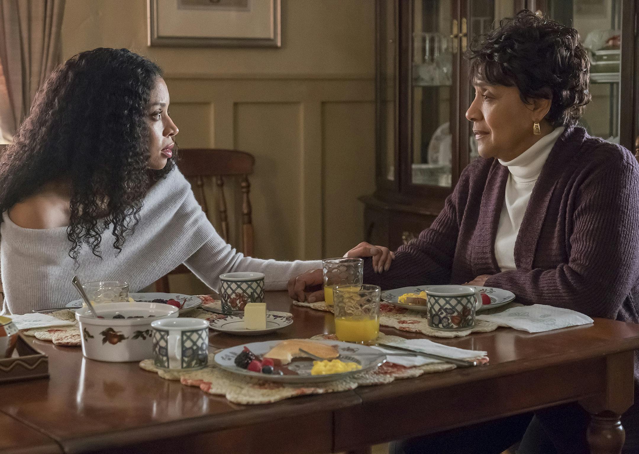 THIS IS US -- "Our Little Island Girl " Episode 313 -- Pictured: (l-r) Susan Kelechi Watson as Beth, Phylicia Rashad as Carol -- (Photo by: Ron Batzdorff/NBC) ORG XMIT: Season:3