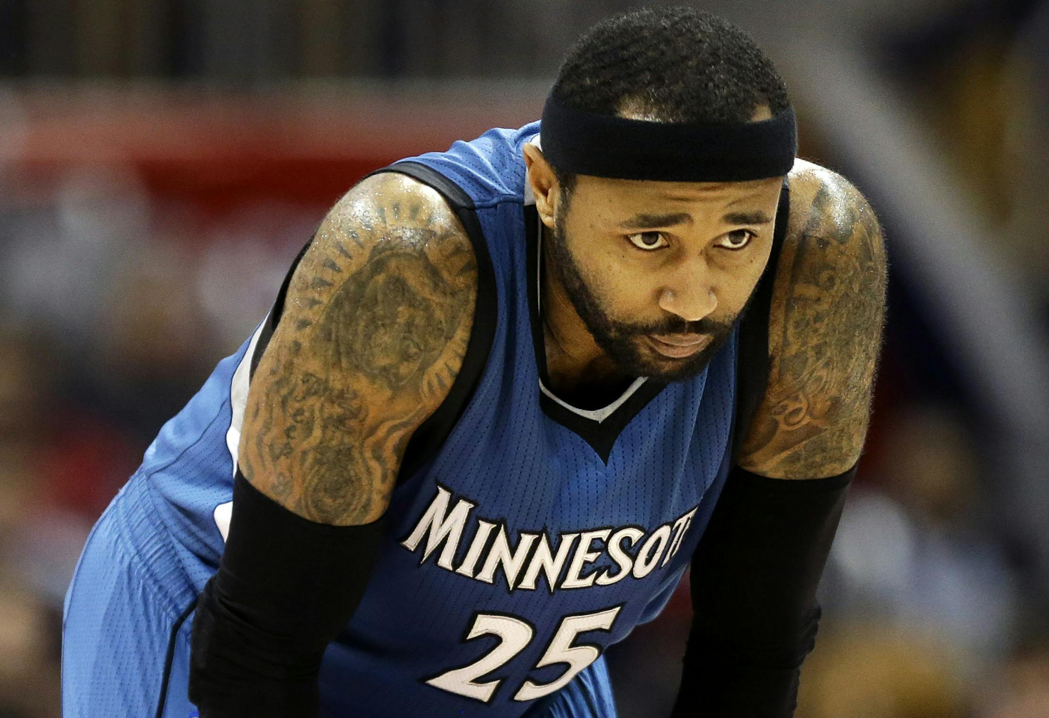 Minnesota Timberwolves' Mo Williams looks down the court in the final minutes of an NBA basketball game against the Atlanta Hawks, Sunday, Jan. 25, 2015, in Atlanta. The Hawks defeated the Timberwolves 112-100 to win their 16th game in a row. (AP Photo/David Goldman)