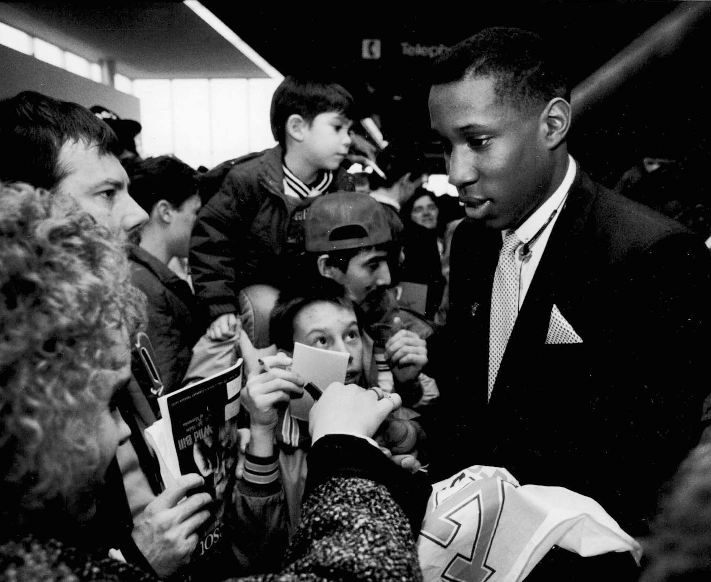 Gophers Willie Burton was greted by fans at the airport upon return from the East Rgionals - March 26, 1989 ORG XMIT: MIN2013051717402710