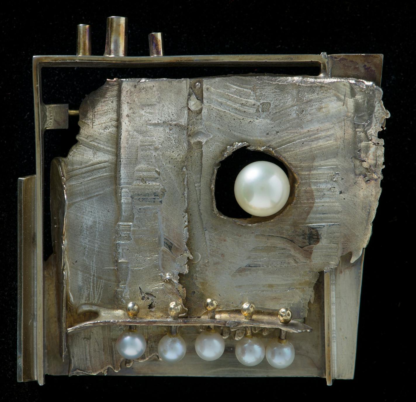 Olaf Skoogfors, Untitled (pin), about 1966, silver, gold plate, and pearl. Collection Minnesota Museum of American Art, Acquisition Fund Purchase. Photo: Rik Sferra