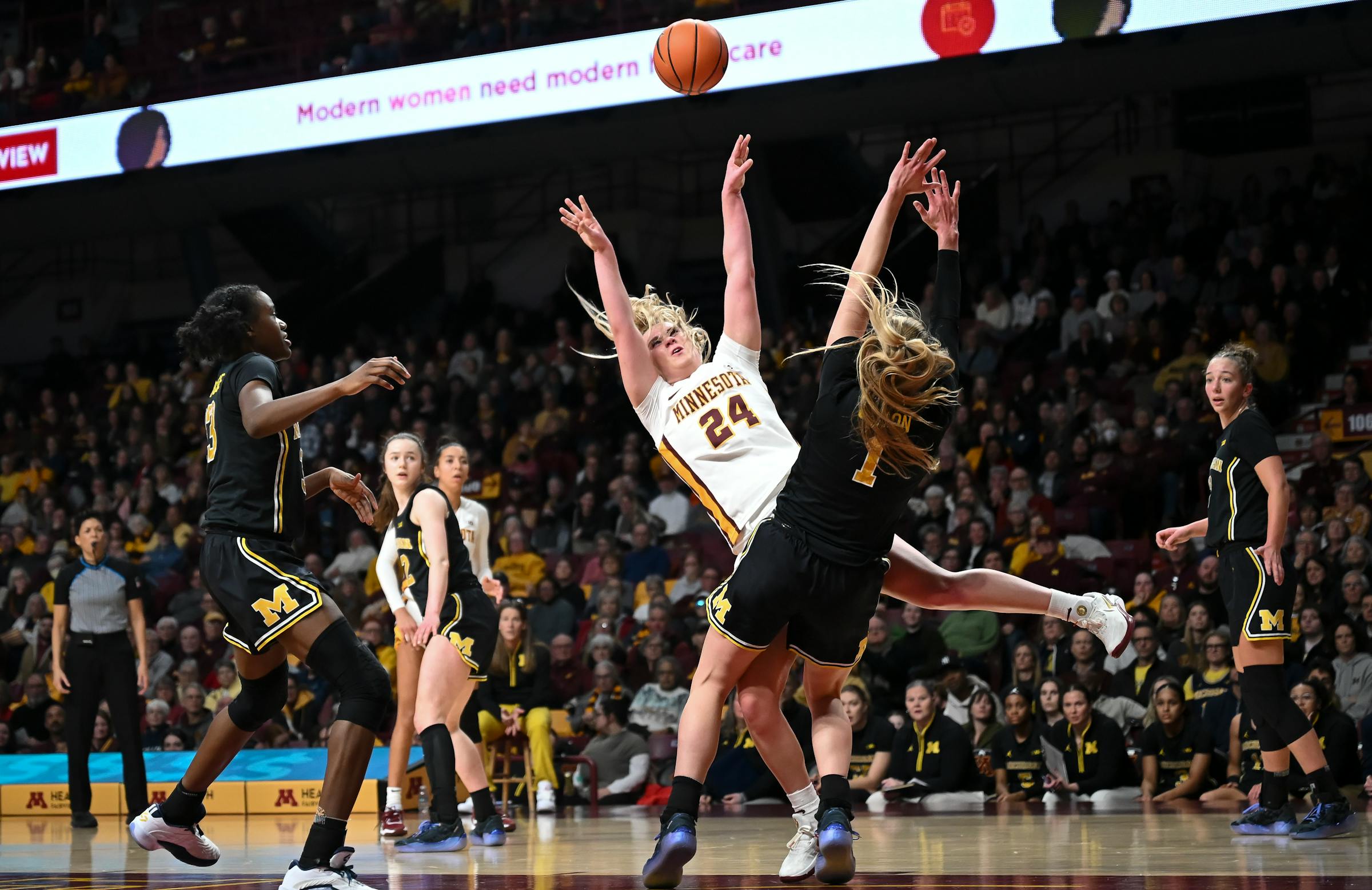 Gophers women’s basketball team slips in fourth quarter, falls to Michigan