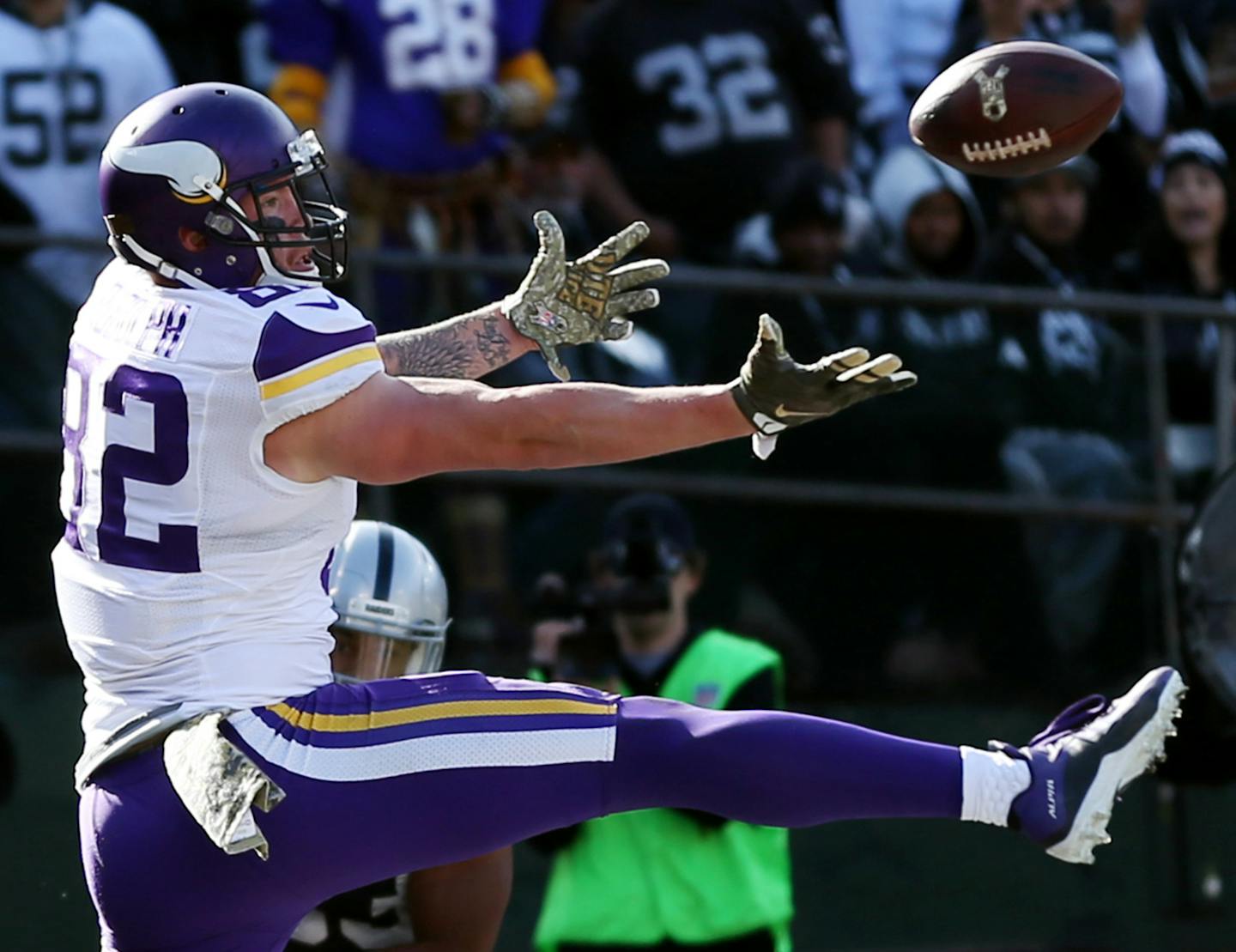 Minnesota Vikings tight end Kyle Rudolph (82) dropped a pass in the end zone in the first half at the Oakland Coliseum Sunday November 15, 2015 in Oakland , CA. ] The Minnesota Vikings played at the Oakland Raiders in the Coliseum . Jerry Holt/ Jerry.Holt@Startribune.com