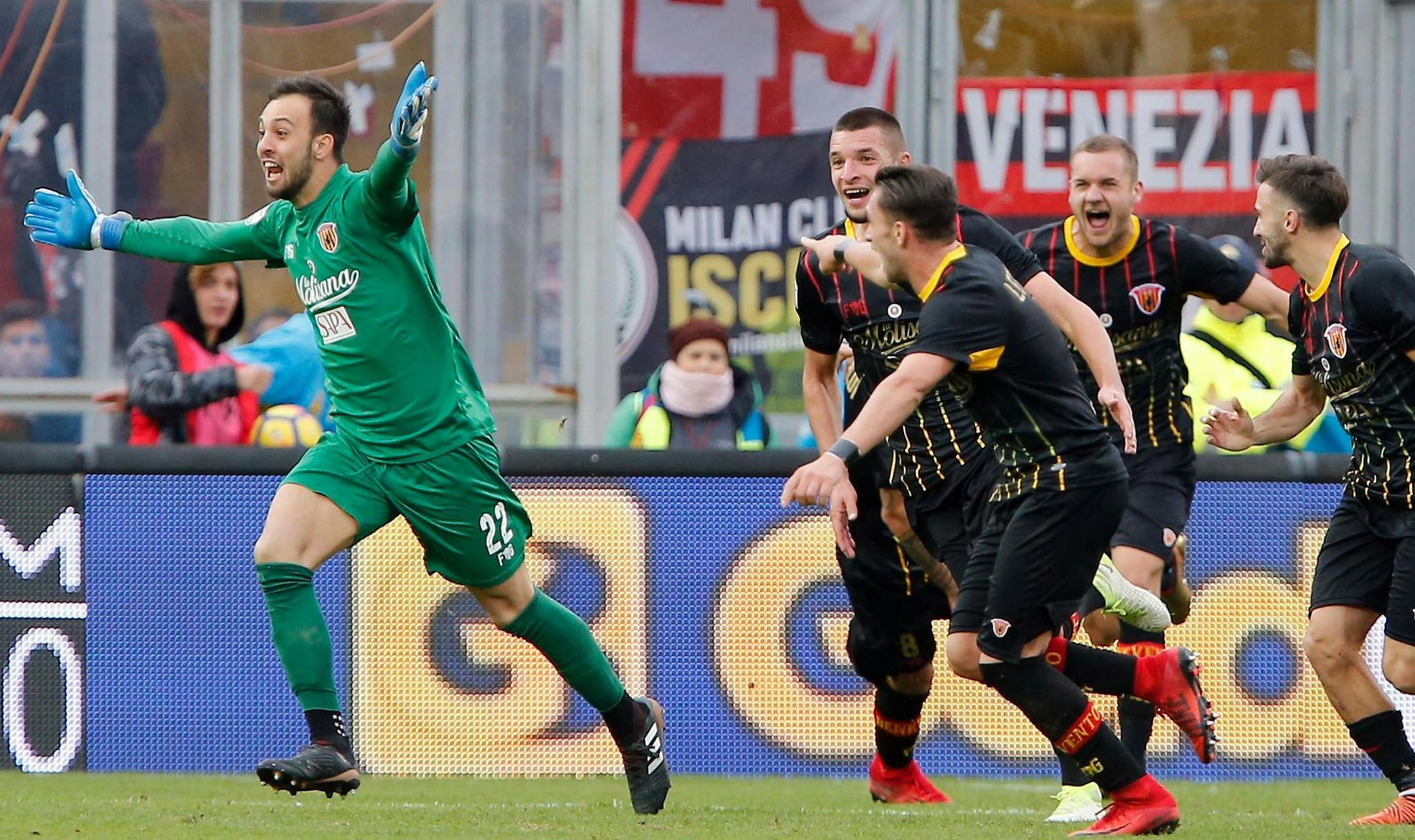 Benevento goalkeeper Alberto Brignoli, left, celebrates after scoring the equalizer at the end of the Italian Serie A soccer match between Benevento and AC Milan in Benevento, Italy, Sunday, Dec. 3, 2017. (Mario Taddeo/ANSA via AP)