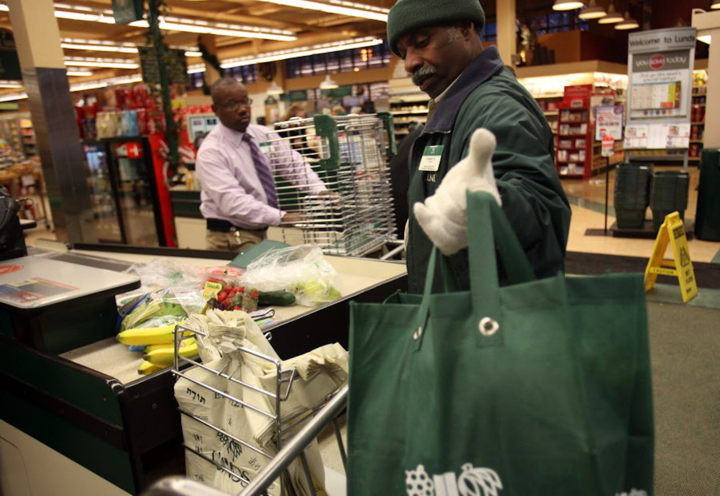 KYNDELL HARKNESS &#x201a;&#xc4;&#xa2; kyndell.harkness@startribune.com MINNEAPOLIS 12/10/10 Lunds shoppers stocking up in advance of big snow storm to arrive over night. IN THIS PHOTO : Howard Batts packed the grocery bags of a shopper getting ready for the snow storm at the Uptown Lunds Friday evening.