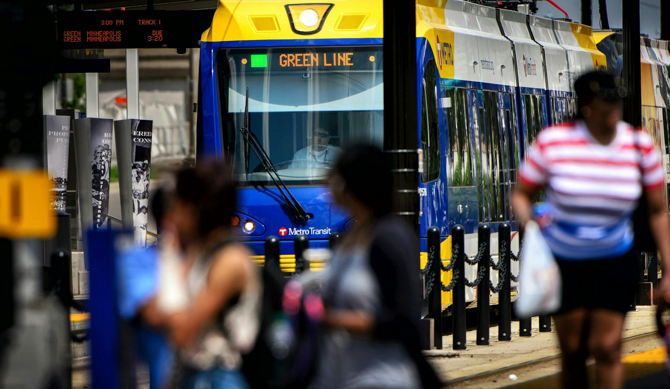 Passengers get on and off the light rail at the Capitol / Rice Street Station, Green Line light rail in St. Paul. ] GLEN STUBBE * gstubbe@startribune.com Thursday, May 28, 2015 ORG XMIT: MIN1505281738191167