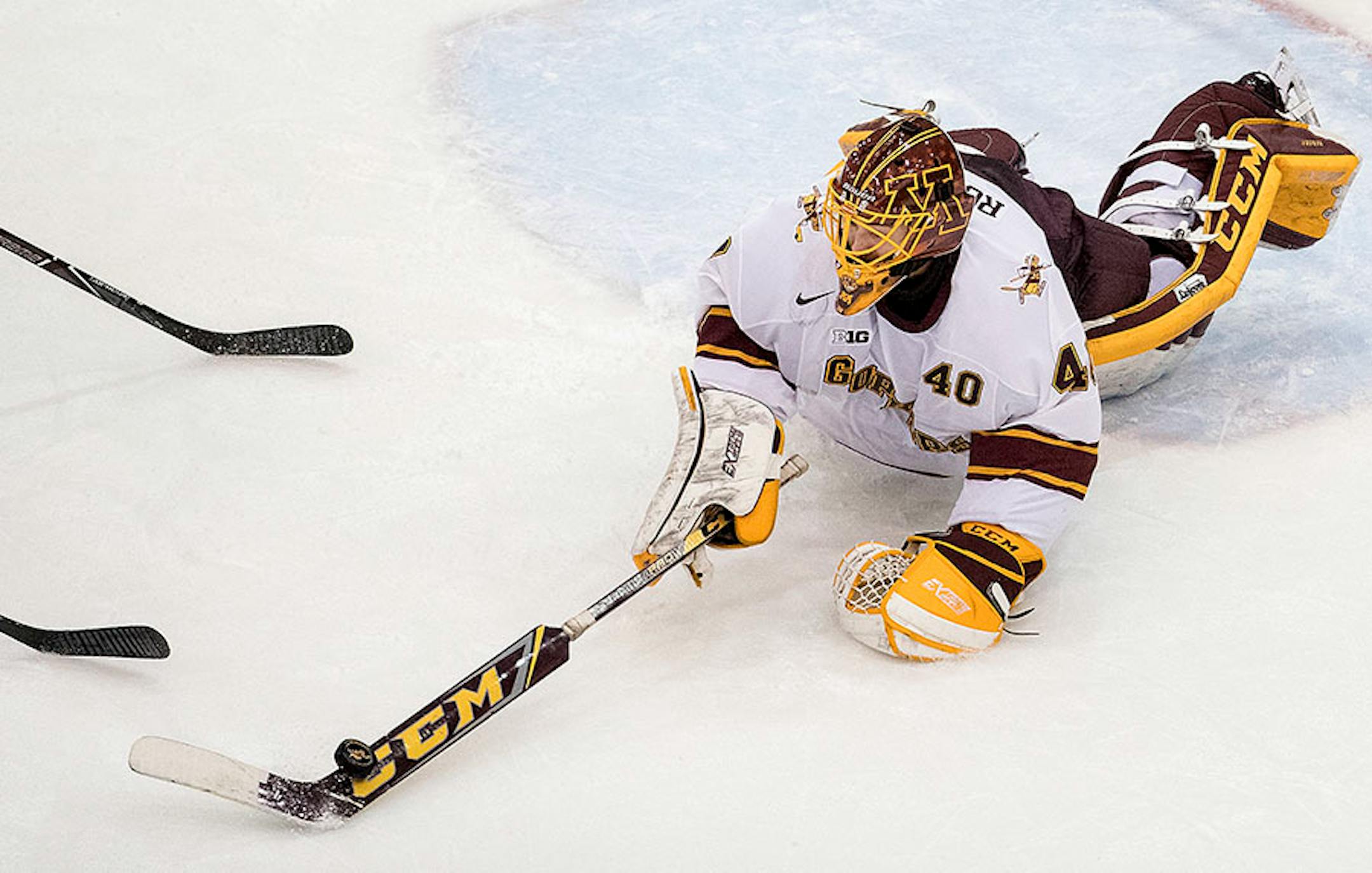 Gophers goalie Mat Robson (40) made a save in the third period.