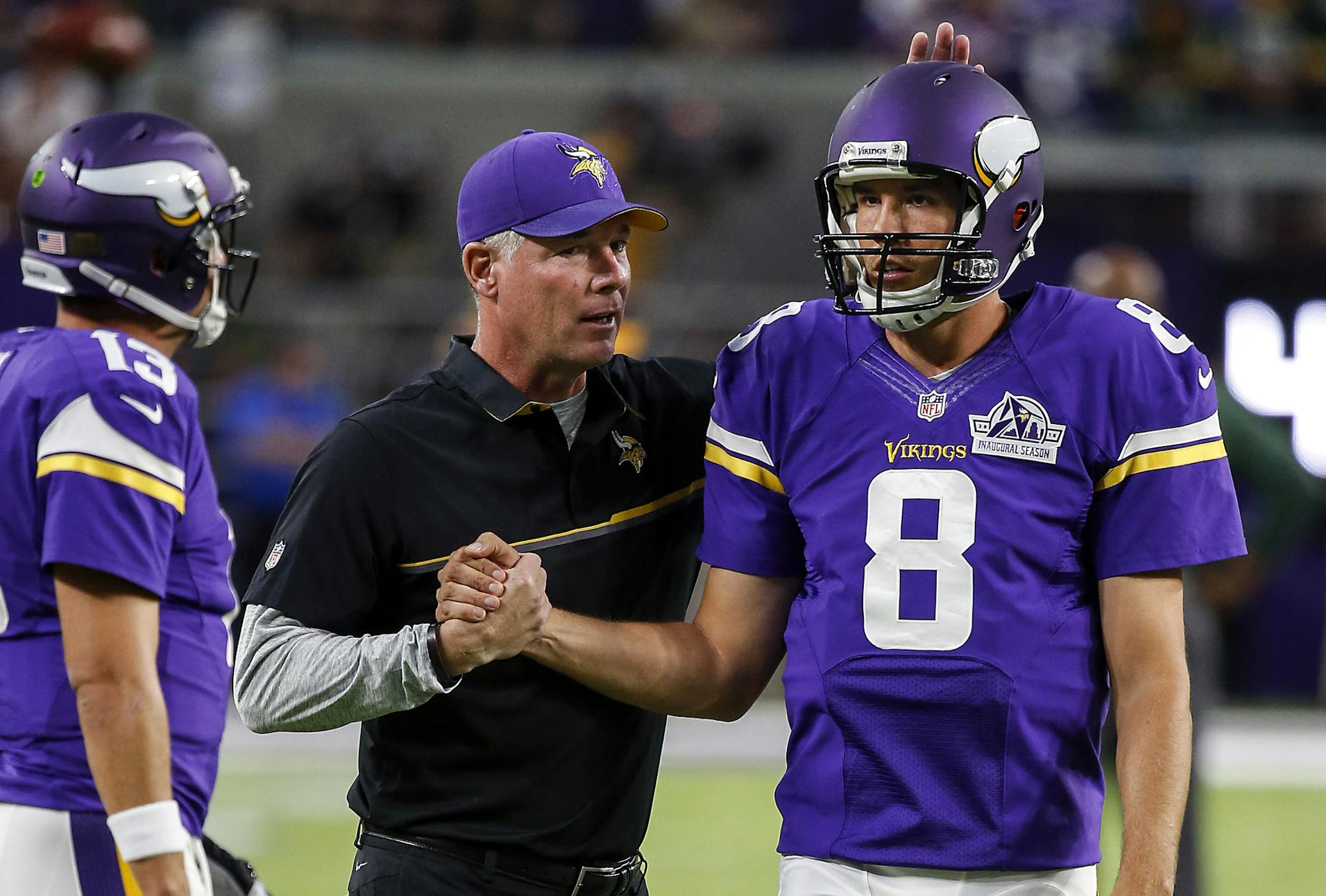 Vikings offensive coordinator Pat Shurmur, center.