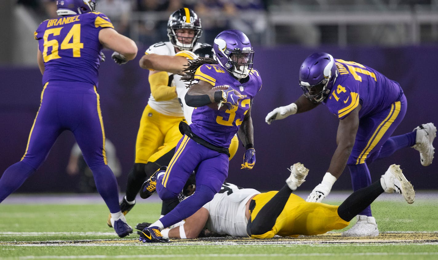 Minnesota Vikings running back Dalvin Cook ,(33) picks up a first down in the second quarter , in Minneapolis, Minn., on Thursday, Dec. 9, 2021. The Minnesota Vikings hosted the Pittsburgh Steelers in a NFL football game at U.S. Bank. ] JERRY HOLT •Jerry.Holt@startribune.com