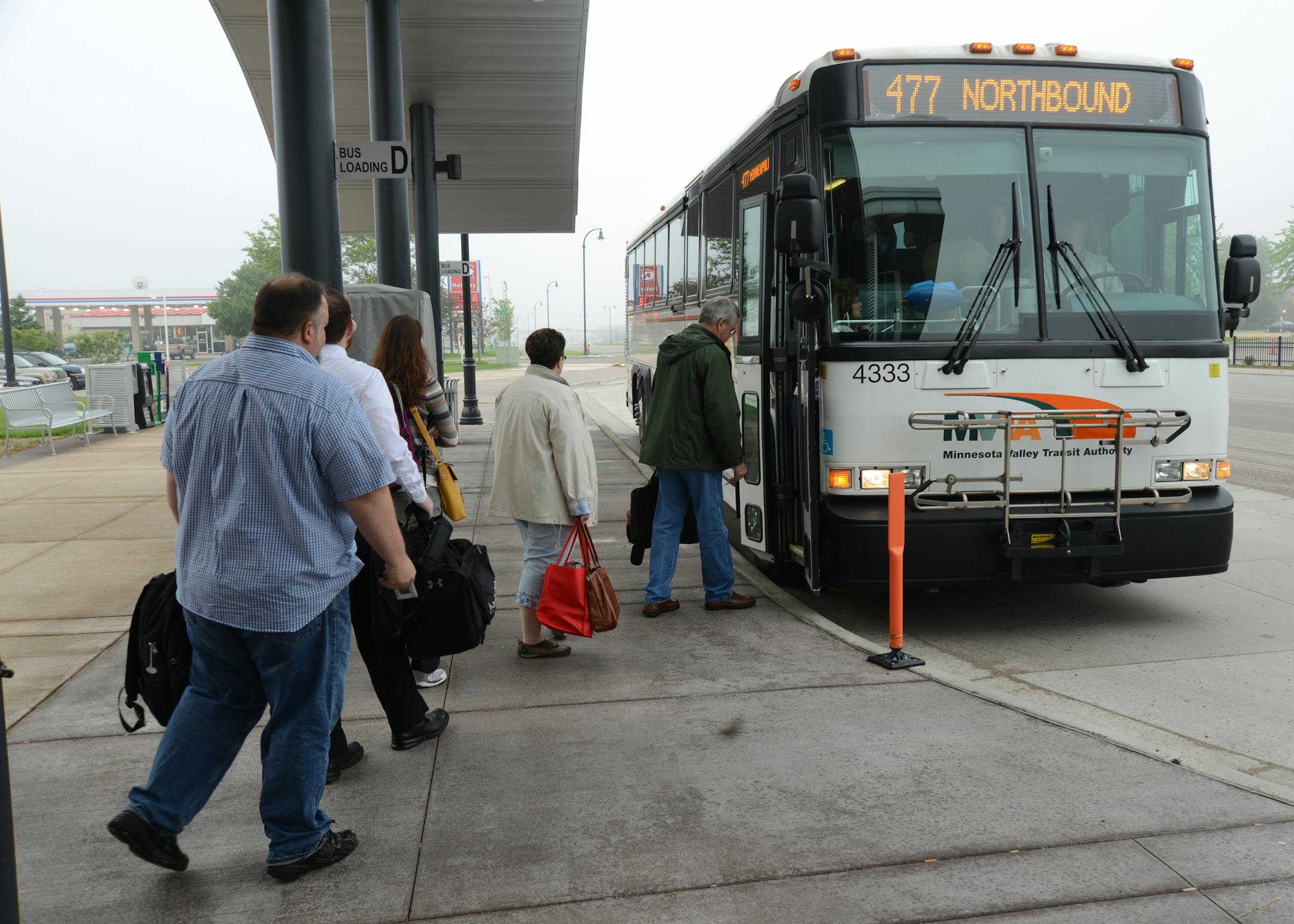 Commuters boarded a bus at the Apple Valley Transit Station south of County Road 42 on Cedar Avenue. ] Richard.Sennott@startribune.com Richard Sennott/Star Tribune. , Apple Valley, Minnesota Monday 6/10/13) ** (cq)