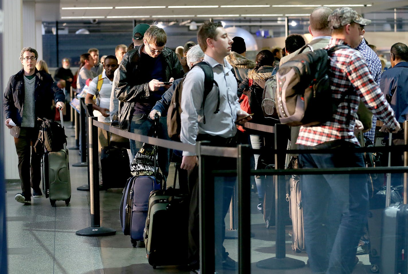 Travelers stood in the TSA screening line at MSP Airport, Monday, November 14, 2016 in Bloomington, MN. Travel is expected to increase nearly three percent due to a strong economy and relatively cheap airfares. ] (ELIZABETH FLORES/STAR TRIBUNE) ELIZABETH FLORES &#x2022; eflores@startribune.com