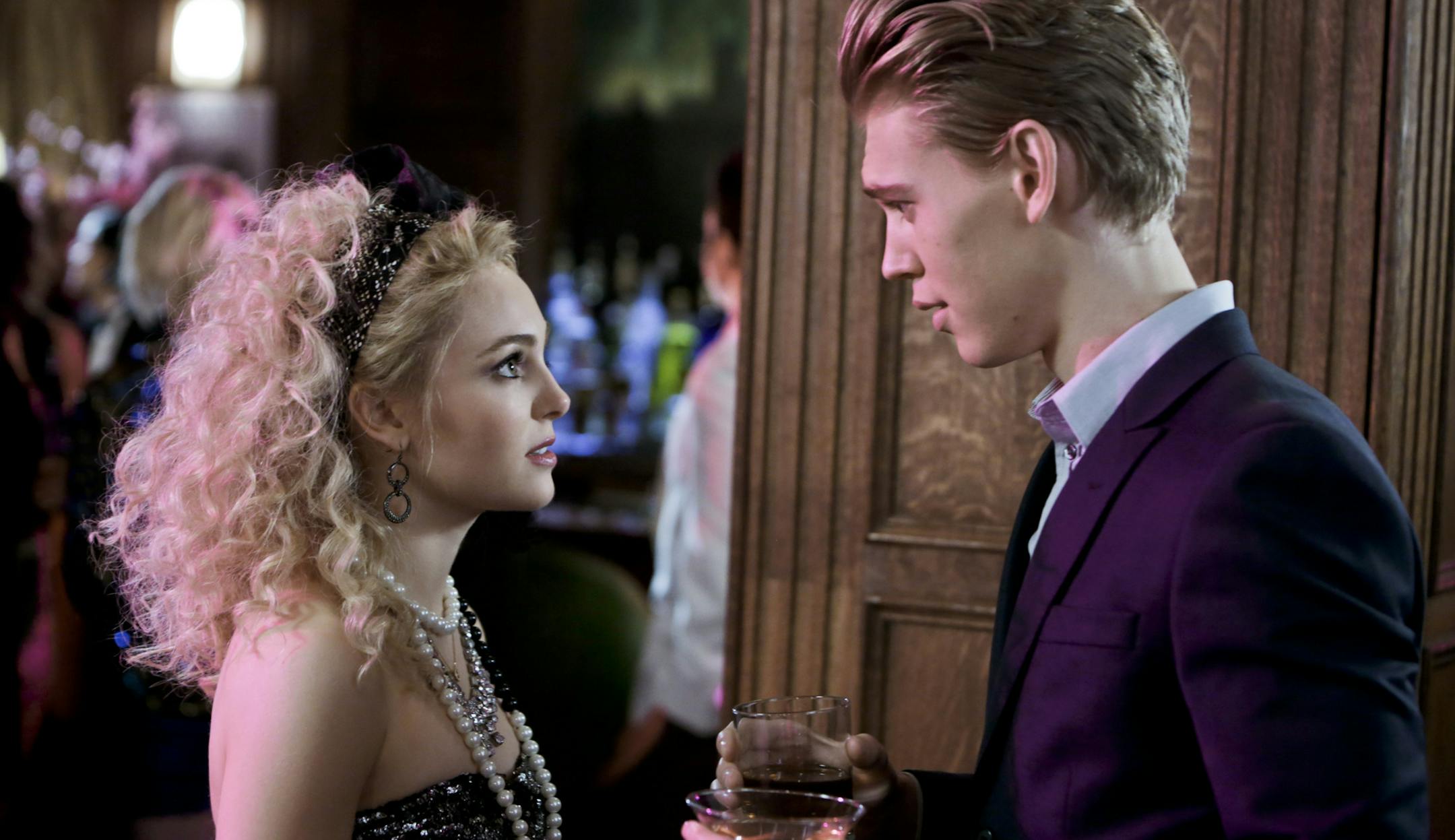 The Carrie Diaries -- ‚ÄúA First Time for Everything‚Äù -- Pictured (L-R): AnnaSophia Robb as Carrie and Austin Butler as Sebastian -- Image Number: CD112b_0769b.jpg ‚Ä&rdquo; Photo: Patrick Harbron/The CW -- &copy; 2013 The CW Network, LLC. All rights reserved.