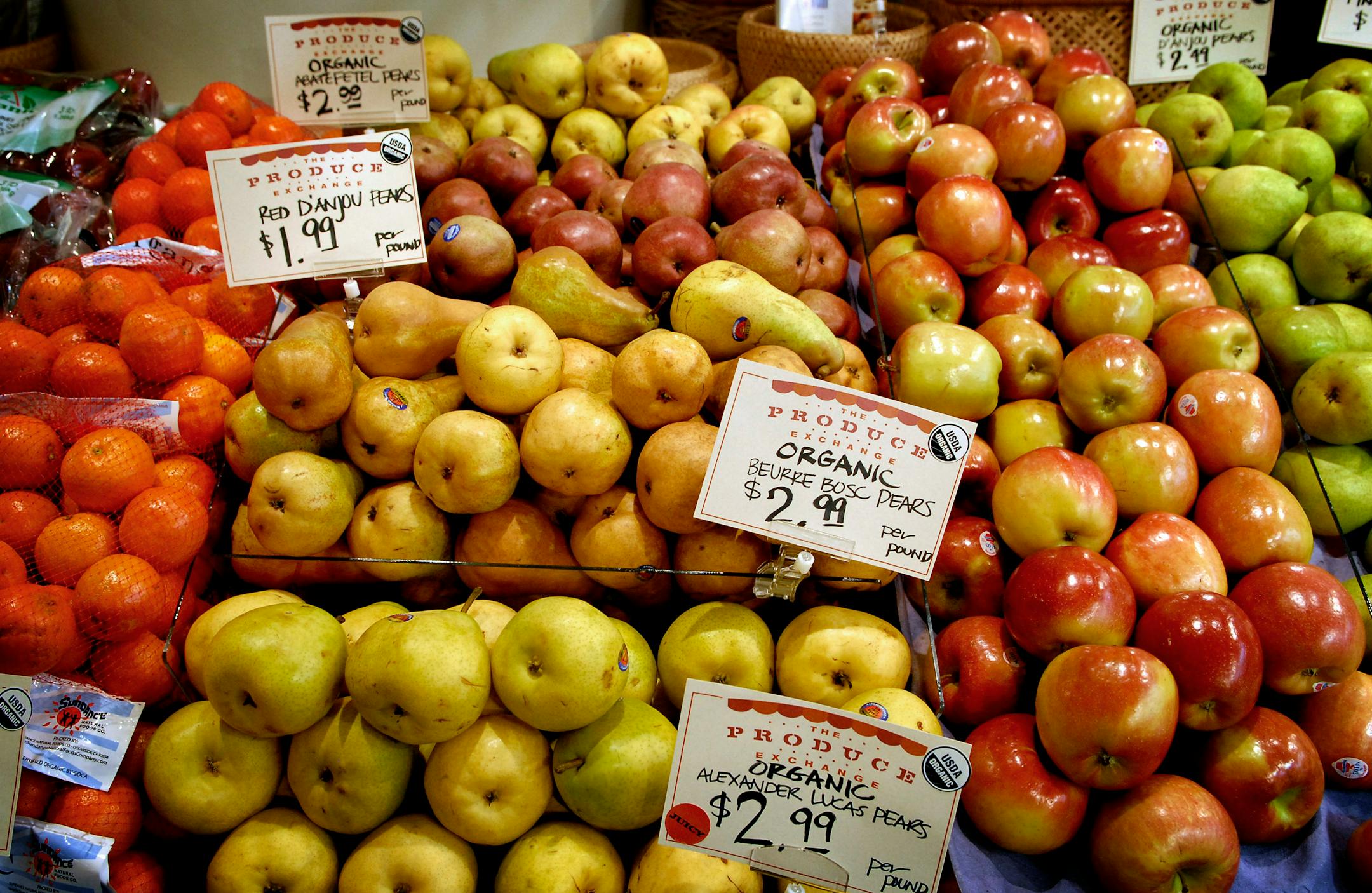 GLEN STUBBE � gstubbe@startribune.com Wednesday, May 17, 2006 -- Minneapolis, Minn. -- Organic produce at The Produce Exchange inside Midtown Global Market.