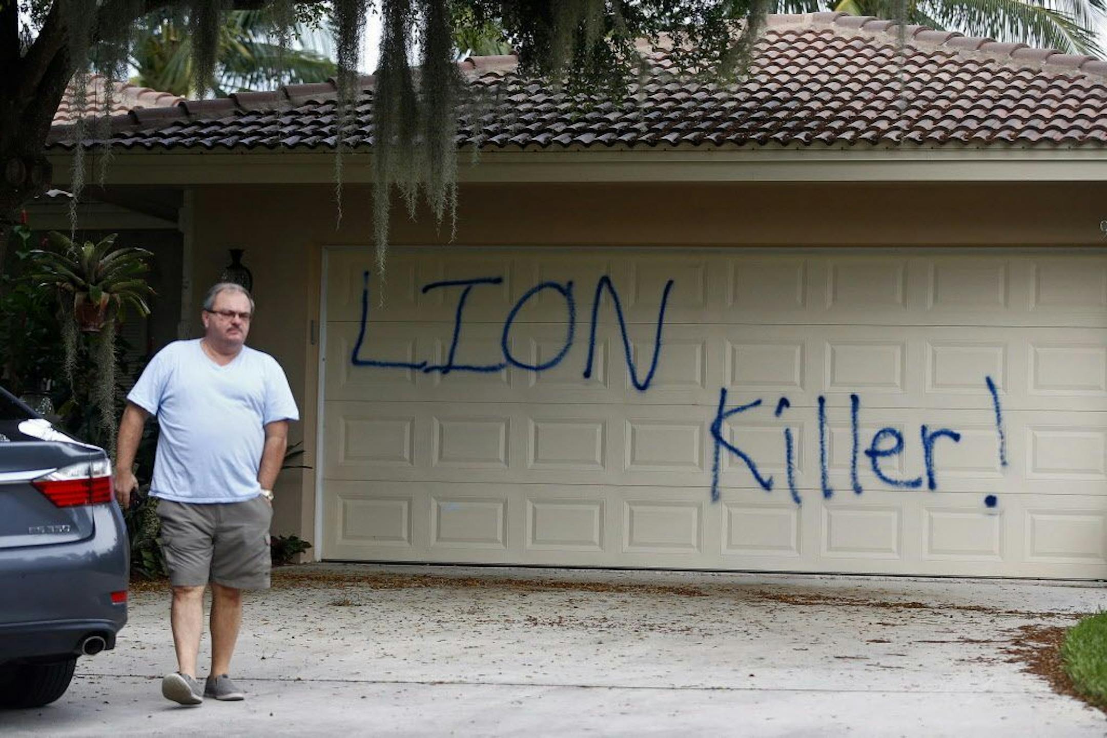 Private investigator Walter Zalisko, of Global Investigative group in Fort Myers, checks the Marco Island home of dentist Walter J. Palmer on Tuesday, Aug. 4, 2015.