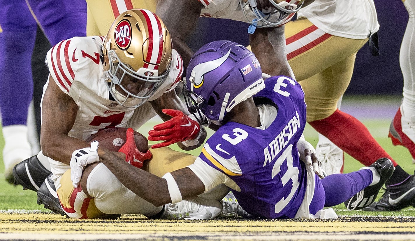 Charvarius Ward (7) of the San Francisco 49ers intercept a pass from Minnesota Vikings quarterback Kirk Cousins (8) in the first quarter.