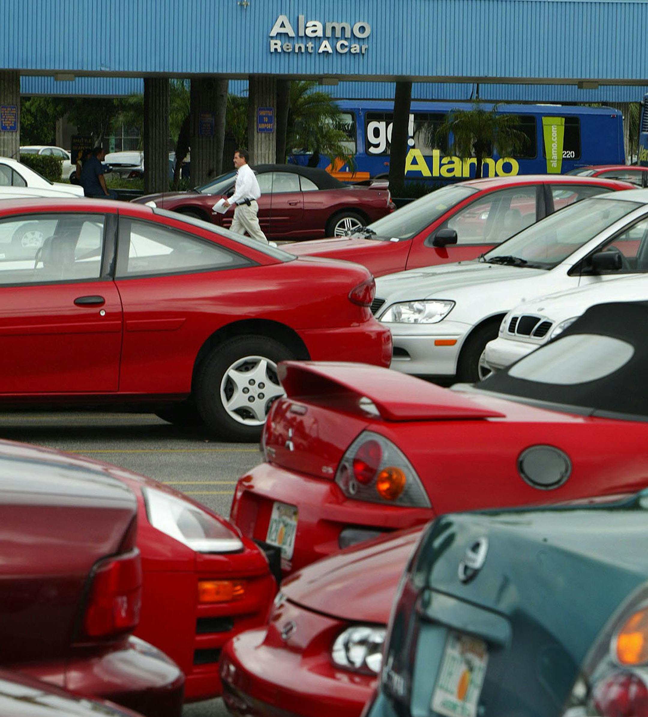 KRT NEWS2USE STORY SLUGGED: NEWS2USE-AUTOMOTIVE1 KRT PHOTOGRAPH BY AL DIAZ/MIAMI HERALD (SOUTH FLORIDA SUN-SENTINEL OUT) (April 12) The car rental business is highly competitive. This is great news for consumers. However, the rate you're quoted is not always the fee you pay. From fuel charges to local taxes, car rentals come with an array of special fees that are not necessarily calculated into an advertised rental rate. Shop around to find the best deal. (cdm) 2004 ORG XMIT: 1004145