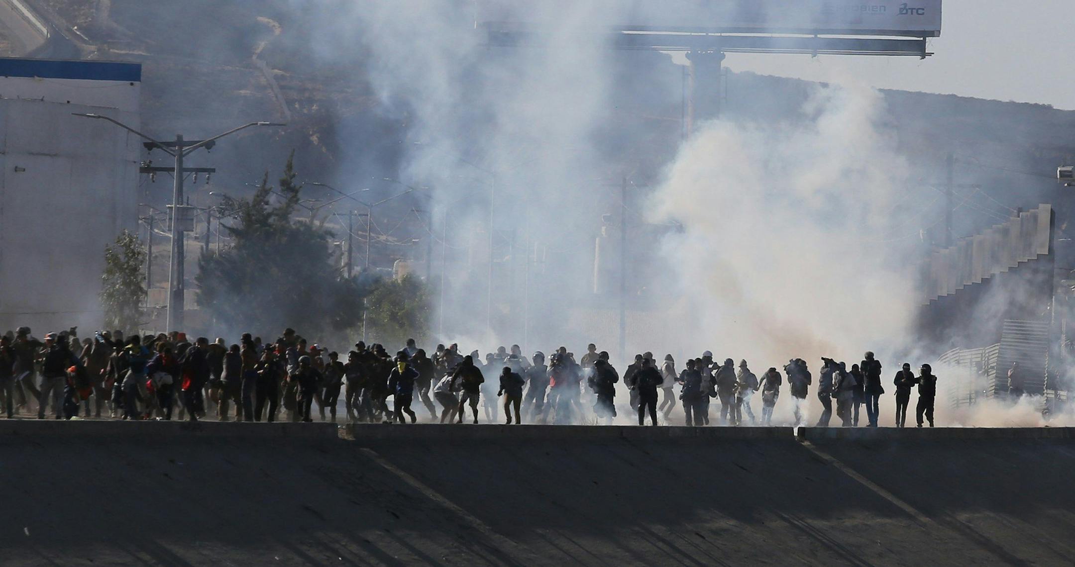 View of tear gas that border police used to prevent groups of people from crossing the US-Mexico border at El Chaparral on Sunday, Nov. 25, 2018 in Tijuana, Baja California, Mexico. A group of migrants from the caravan of Central Americans who advanced today towards the San Ysidro (USA) gateway deviated from the planned route to try to cross the border wall by other points, while the U.S. border police used tear gas. (David Guzman/EFE/Zuma Press/TNS) ORG XMIT: 1247609