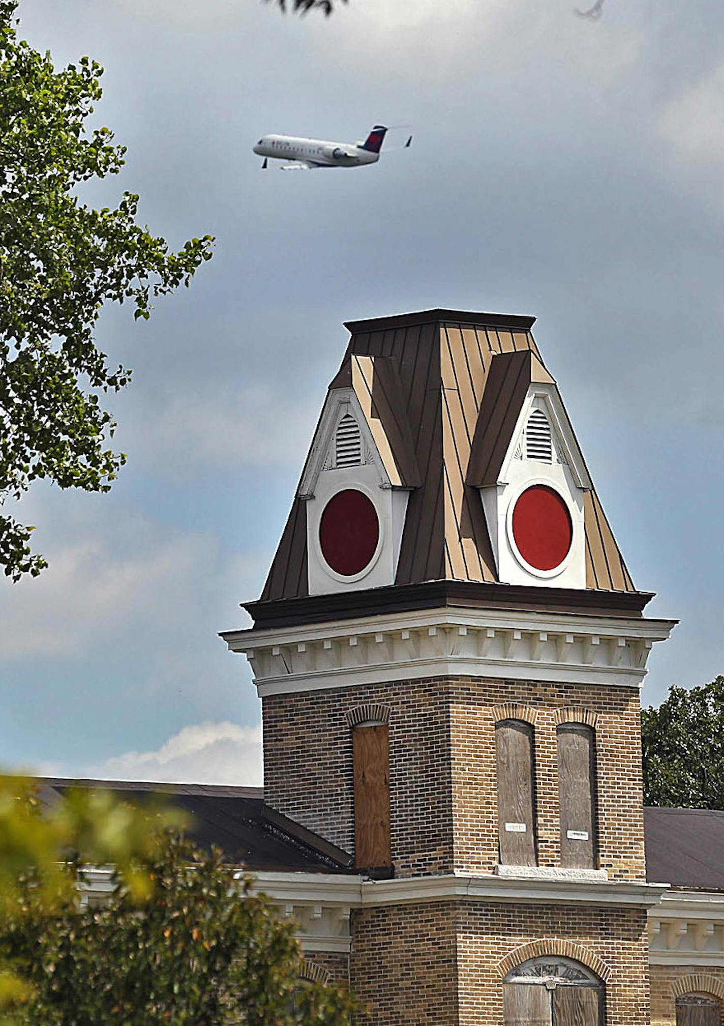 The old Post Administration Building is among the buildings at Fort Snelling State Park that will be rehabilitated and developed into affordable workforce housing. ] JIM GEHRZ &#xef; james.gehrz@startribune.com / St. Paul, MN / July 22, 2015 / 2:30 PM &#xf1; BACKGROUND INFORMATION: Lt. Gov. Tina Smith and the Minnesota Department of Natural Resources will announce a new partnership with Dominium, a Plymouth-based development and management company, for the rehabilitation and reuse of 26 historic