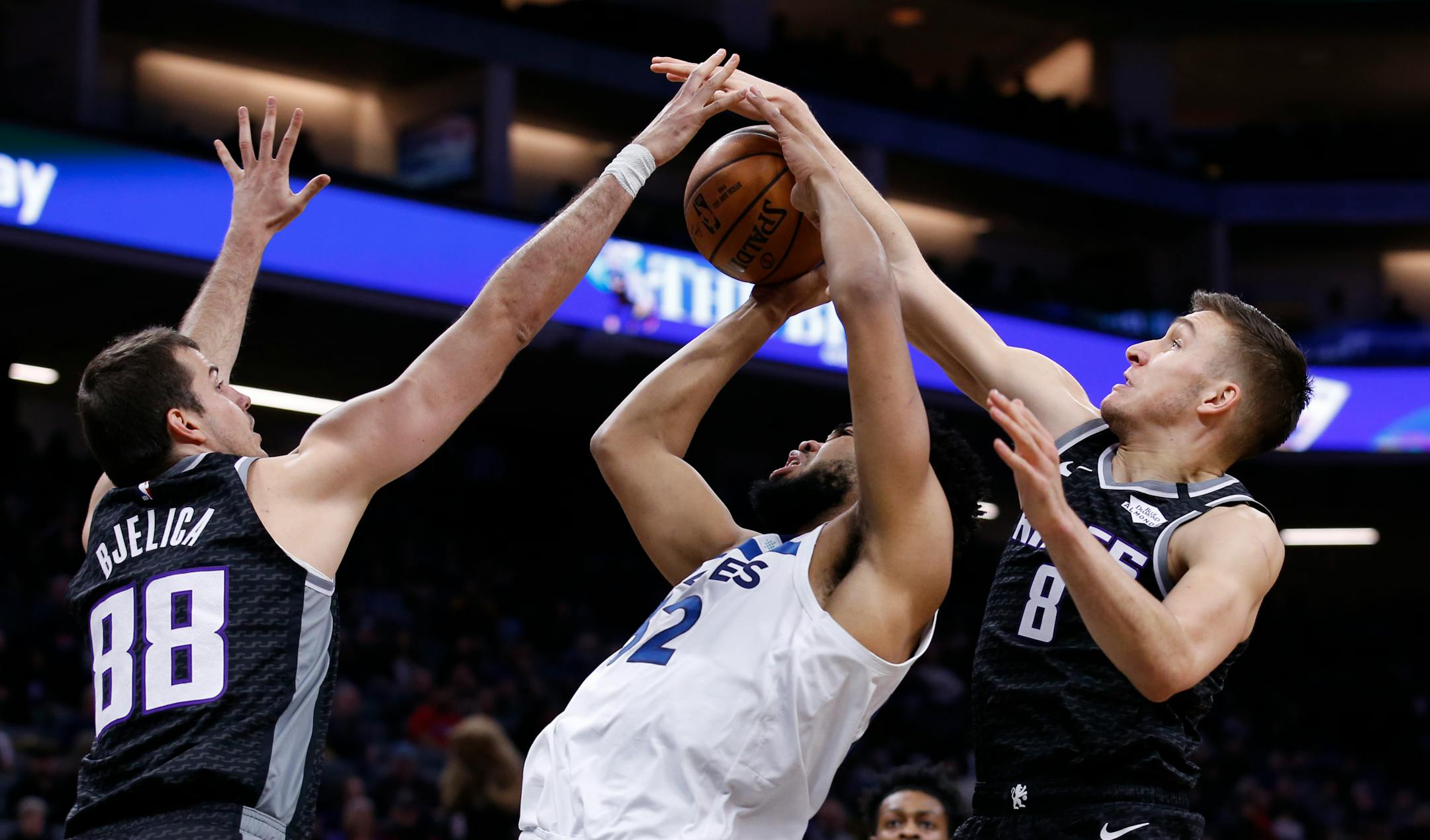 Timberwolves center Karl-Anthony Towns went to the basket between the Kings' Nemanja Bjelica, left, and Bogdan Bogdanovic during the first quarter Monday.
