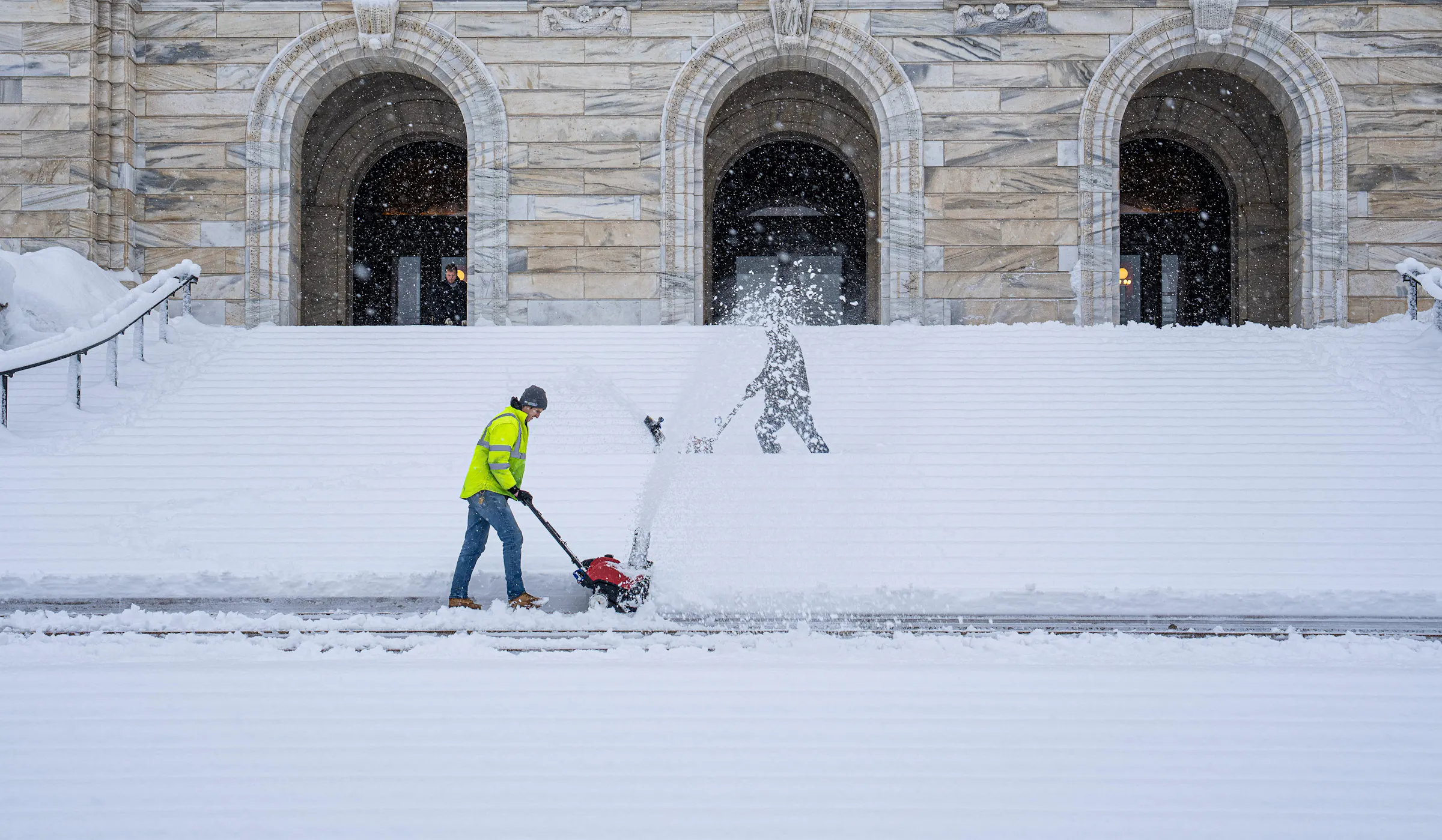 Minneapolis, St. Paul call snow emergencies; roads remain snow covered