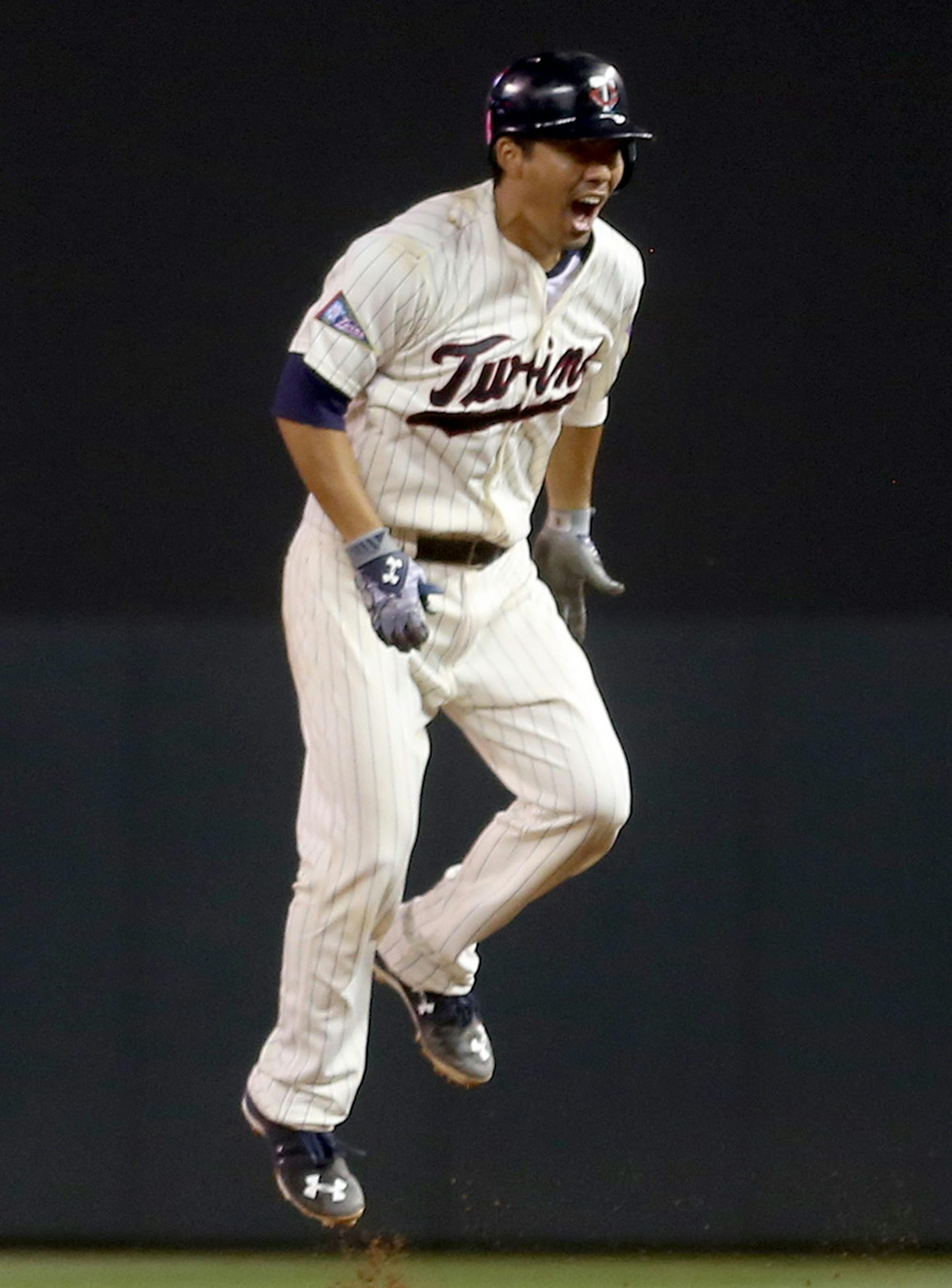 Twin Kurt Suzuki celebrated after hitting run in the ninth inning. ] (KYNDELL HARKNESS/STAR TRIBUNE) kyndell.harkness@startribune.com Mariners vs Twins at Target Field in Minneapolis, Min., Saturday August 1, 2015. Twins won over Seattle 3-2.