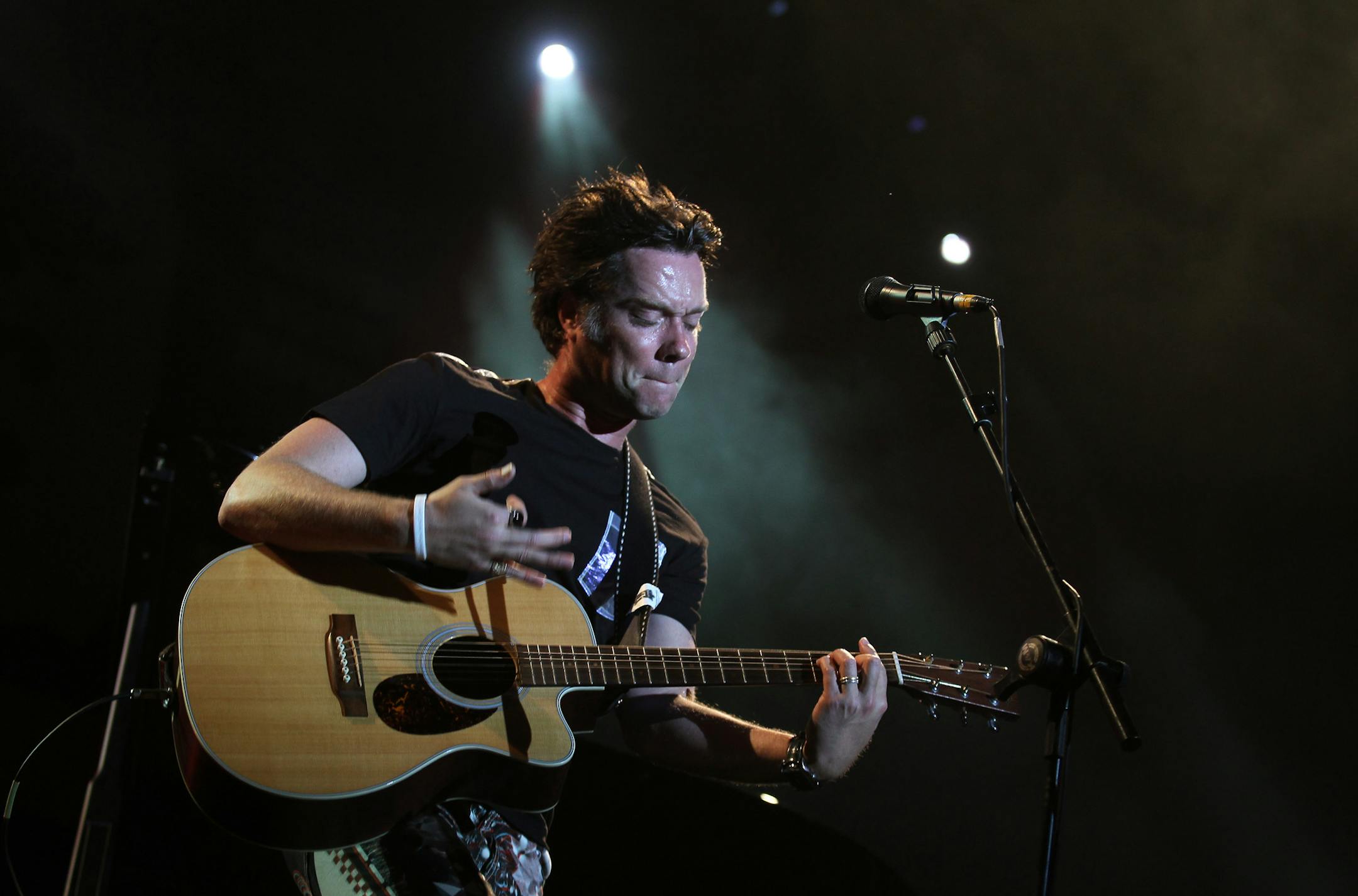 Canadian singer-songwriter Rufus Wainwright performs during the Timbre Rock and Roots concert in Singapore, Thursday, March 21, 2013. (AP Photo/Wong Maye-E) ORG XMIT: MIN2013040319020997