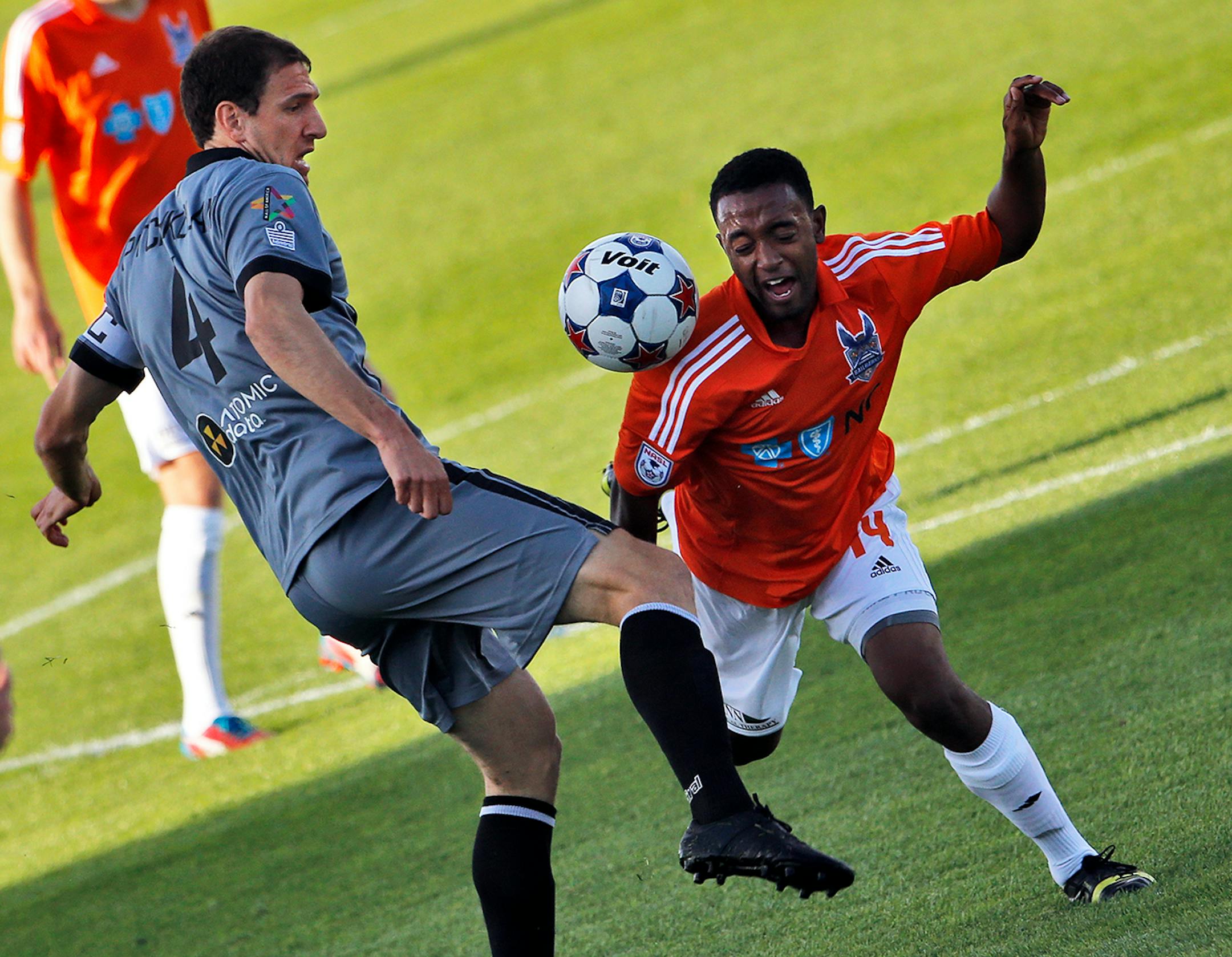 United's Aaron Pitchkolan, left, and Carolina's Nick Millington fought for control of the ball.